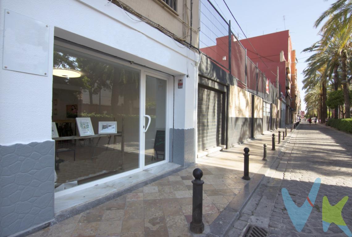  \"Para Inversores\". Se presenta una oportunidad única para adquirir un local comercial en venta ubicado en la emergente zona de Poblats Marítims - Nazaret, en la hermosa ciudad de Valencia. Este inmueble, con una superficie de 51 metros cuadrados útiles y 58 metros cuadrados construidos, ofrece una excelente relación entre tamaño y funcionalidad, haciendo de él una inversión ideal para emprendedores o inversionistas en busca de expandir su portafolio inmobiliario.Actualmente existen 2 empresas desarrollando su actividad empresarial y que quieren mantener su negocio en esta propiedad, por lo que cuando se realizara la escritura de compraventa se haria un contrato de arrendamiento de 5 años con las actuales empresas. El edificio fue construido en 1966, el bajo fue reformado en el año 2022. La estratégica ubicación es uno de los puntos fuertes de esta propiedad, en el Centro de Nazaret, se encuentra bien conectada y a pocos pasos de paradas de autobús o Tranvia, facilitando el acceso tanto para clientes como para empleados. El acceso a este bajo es por la calle alta del mar, calle peatonal y principal en Nazaret. Uno de los atractivos de este local es su pequeña terraza, que proporciona un espacio adicional al aire libre, dando al local luminosidad en su parte trasera, como por su amplia escaparate en la fachada principal.Este inmueble dispone de un aseo y un baño, lo que aporta comodidad para su equipo de trabajo.El local se ubica en una zona que está experimentando un notable auge en cuanto a desarrollo y popularidad. Nazaret es conocido por su cercanía al mar y su entorno comunitario vibrante, lo que lo convierte en la localización perfecta para cualquier tipo de proyecto que busque aprovechar estas características. En consecuencia, este local no solo representa una inversión en un espacio físico, sino también en un barrio con potencial de crecimiento.No deje pasar esta ocasión de invertir en un local ubicado en una de las zonas más prometedoras de Valencia. Contáctenos para más detalles y descubra todo lo que este inmueble tiene preparado para ofrecerle.Nazaret se encuentra situado junto a la Ciudad de las Artes y las Ciencias. Y el Bulevar de las Moreras. El Ayuntamiento de Valencia y el Puerto han acordado la creación de un Parque de Desembocadura, parecido al de Cabecera de casi 9 hectáreas de extensión. También se va a construir una zona deportiva de 90.000 metros cuadrados donde el Levante UD va a instalar su nueva ciudad deportiva.Se accede a Nazaret a través de la autovía CV-500 (autovía de El Saler), 7 así como a través del puente de Astilleros desde el barrio de el Grau. Además, el barrio cuenta con cobertura de la nueva línea 10 de tranvía que conecta con el centro de Valencia en 16 minutos, además de las líneas de autobús EMT Línea 4 de y hacia el Ayuntamiento de Valencia, Línea 30 de y hacia el Hospital Clínico de Valencia, Línea 15 Pinedo-Marqués de Sotelo, Línea 95, Puerto de Valencia- Ciudad de las Artes y las Ciencias- Parque de Cabecera y de la Línea 23 Platges- Creu Coberta (23 sólo en verano) y la nocturna Línea N8.Desde el barrio se puede llegar en menos de 5 minutos andando a la Ciudad de las Artes y las Ciencias a través de un puente peatonal y ciclista.La oferta está sujeta a cambios de precio o retirada del mercado sin previo aviso. Este anuncio en su conjunto, incluyendo textos, fotos, imágenes o cualquier otro contenido de este, no es vinculante dado que la información es ofrecida por terceros y puede contener errores. Se muestra a título informativo y no contractual.El precio anunciado NO INCLUYE, ni los muebles, ni los impuestos, ni los gastos como, notario, registro de la propiedad, ni los honorarios de la agencia inmobiliaria...Si tienes que vender antes un inmueble, llámanos y te asesoramos en cómo hacerlo para tener los mínimos gastos posibles y con todas las garantías.Por mandato expreso del propietario, comercializamos este inmueble en exclusiva, lo que le garantiza el acceso a toda la información, a un servicio de calidad, un trato fácil, sencillo y sin interferencias de terceros. Por este motivo, se ruega no molestar al propietario, a los ocupantes de la propiedad o a los vecinos. Muchas gracias por su comprensión. 