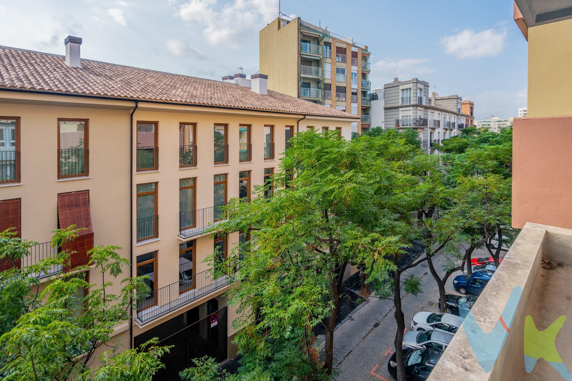 Descubre esta joya inmobiliaria en una ubicación privilegiada, rodeada del encanto histórico y cultural que ofrece el Casco Antiguo de Valencia. Este espacioso inmueble te brinda la oportunidad única de diseñar y crear la casa de tus sueños, a pocos pasos del impresionante Parque del Río Turia. Características destacadas:. Ubicación excepcional: En el vibrante Casco Antiguo de Valencia,  cerca de las Torres de Serrano, y cerca de restaurantes, tiendas y atracciones culturales. Amplitud y potencial: Espacio muy  generoso para remodelar y adaptar según tus gustos y necesidades. Detalles adicionales:. Superficie total: 134m2. Distribución adaptable ideal para tus planes de renovación, con posibilidades de hacer las estancias que consideres. ¡No dejes pasar esta oportunidad única de vivir en el corazón histórico de Valencia! Contáctanos ahora mismo para más detalles y organiza una visita. ¡Este podría ser el hogar de tus sueños!. Está disponible y a tu alcance, no esperes más y ven a visitarla. ---------------------------------------------------------------------------------------------------------------------------------. Por mandato expreso del propietario, comercializamos este inmueble en exclusiva, lo que le garantiza el acceso a toda la información, a un servicio de calidad, un trato fácil, sencillo y sin interferencias de terceros. Por este motivo, se ruega no molestar al propietario, a los ocupantes de la propiedad o a los vecinos. Muchas gracias por su comprensión. Si usted es agente inmobiliario y tiene un cliente para este inmueble, llámenos: estaremos encantados de colaborar. 