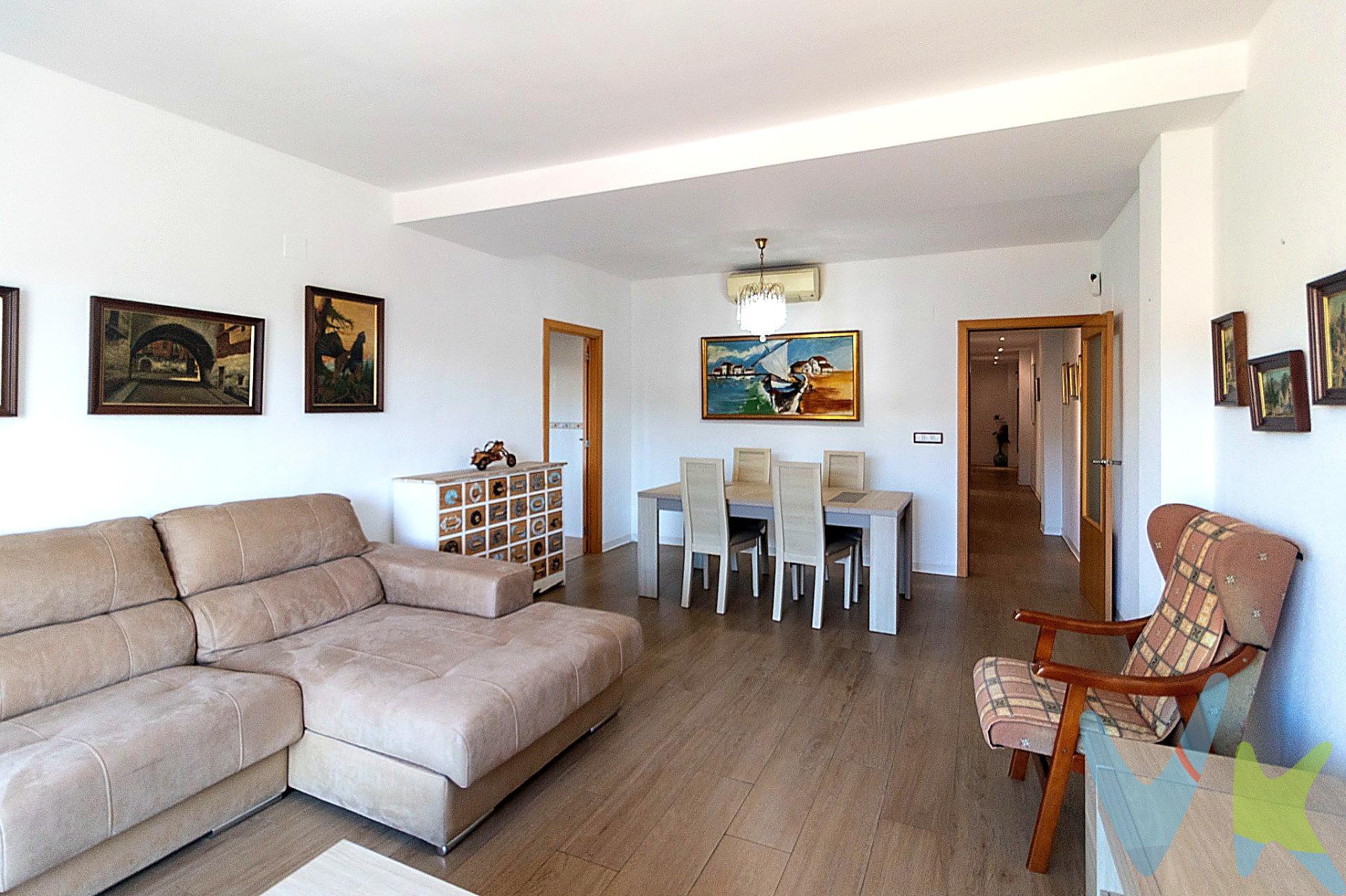 Hay viviendas pensadas para empezar una nueva etapa con calma, seguridad y comodidad. Esta es una de ellas. Situada en Riba-roja de Túria, en una zona residencial tranquila y consolidada, esta vivienda de protección oficial (VPO) construida en 2005 es una opción ideal para familias jóvenes o parejas que buscan su primer hogar, con espacio suficiente para crecer y un entorno cómodo para el día a día. La zona dispone de servicios esenciales muy próximos, como centros educativos, supermercados, comercios de barrio, instalaciones deportivas y zonas verdes, lo que facilita la rutina diaria y permite organizar la vida familiar sin desplazamientos largos. Además, cuenta con una buena comunicación con Valencia, tanto por carretera como en transporte público, una ventaja importante para quienes trabajan en la ciudad y desean vivir en un entorno más tranquilo, sin renunciar a una conexión cómoda y práctica. La vivienda ofrece estancias amplias y bien distribuidas, fáciles de adaptar a distintas necesidades y momentos de la vida: empezar, crecer y consolidar un proyecto de hogar propio. 📌 Importante:. La vivienda es de Protección Oficial (VPO), por lo que la compraventa está sujeta al cumplimiento de los requisitos legales y al visado por parte del organismo competente, un proceso habitual que permite acceder a la vivienda con todas las garantías. Una oportunidad para dar el paso hacia tu primera vivienda, en un entorno pensado para vivir con tranquilidad y estabilidad.