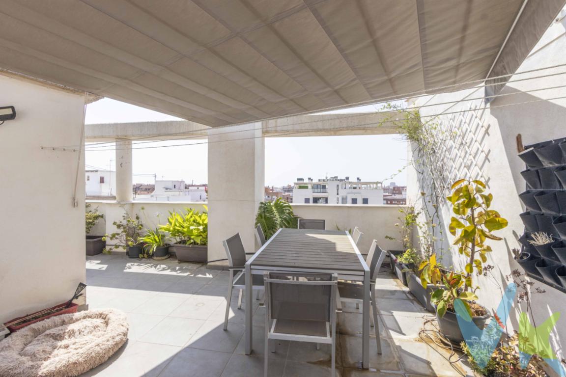 Ático con terraza y piscina en Parque de MarchalenesSe vende ático en el barrio de Parque de Marchalenes, una zona tranquila y bien comunicada de Valencia. La vivienda cuenta con 2 habitaciones, 2 baños completos y un salón con cocina office, amplio y luminoso, perfecto para disfrutar en familia o con amigos.Su terraza privada es el lugar ideal para desayunar al sol, organizar reuniones al aire libre o relajarse al final del día, aprovechando el clima mediterráneo durante todo el año.El precio incluye plaza de garaje y trastero, dos extras muy valorados en esta zona que aportan comodidad y espacio adicional. Además, el edificio dispone de urbanización con piscina comunitaria, un plus perfecto para refrescarse en verano y disfrutar en un ambiente familiar.La ubicación es otro de sus puntos fuertes: junto al Jardín del Turia y el Parque de Marchalenes, rodeado de supermercados, colegios, centros de salud y con transporte público a pocos pasos, lo que permite conectar fácilmente con el centro de Valencia y otros barrios.En definitiva, un ático listo para entrar a vivir, que combina comodidad, luz natural y servicios en un entorno privilegiado.Contacta con nosotros y agenda tu visita hoy mismo. ¡Ven a conocer tu próximo hogar en Parque de Marchalenes!