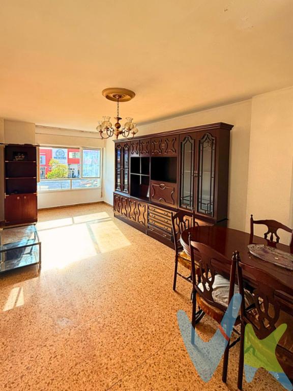 Se vende precioso piso en Avenida Príncipe de Asturias  Natahoyo (Gijón)Se vende piso en la Avenida Príncipe de Asturias, a 10 minutos de la playa del Arbeyal, en el barrio de Natahoyo, una de las zonas más demandadas de Gijón.La vivienda cuenta con 94,06 m² construidos (74,54 m² útiles) y se distribuye en:3 habitaciones amplias y luminosas.Salón-comedor espacioso, con grandes huecos y múltiples posibilidades de distribución.Cocina independiente.1 baño completo.El piso está en estado sencillo y habitable, pero necesita actualización (ventanas de madera, suelos antiguos). Una gran oportunidad para personalizarlo a su gusto y sacarle el máximo partido gracias a sus amplios espacios y buena distribución.Ubicado en la primera planta de un edificio construido en 1977, con ascensor.La zona dispone de todos los servicios: colegios, supermercados, transporte público (tren y autobús) y buena comunicación con el centro de Gijón.Una vivienda con mucho potencial, ideal como primera residencia o inversión, UNA OPORTUNIDAD UNICA.📞 Infórmese y solicite su visita sin compromiso.