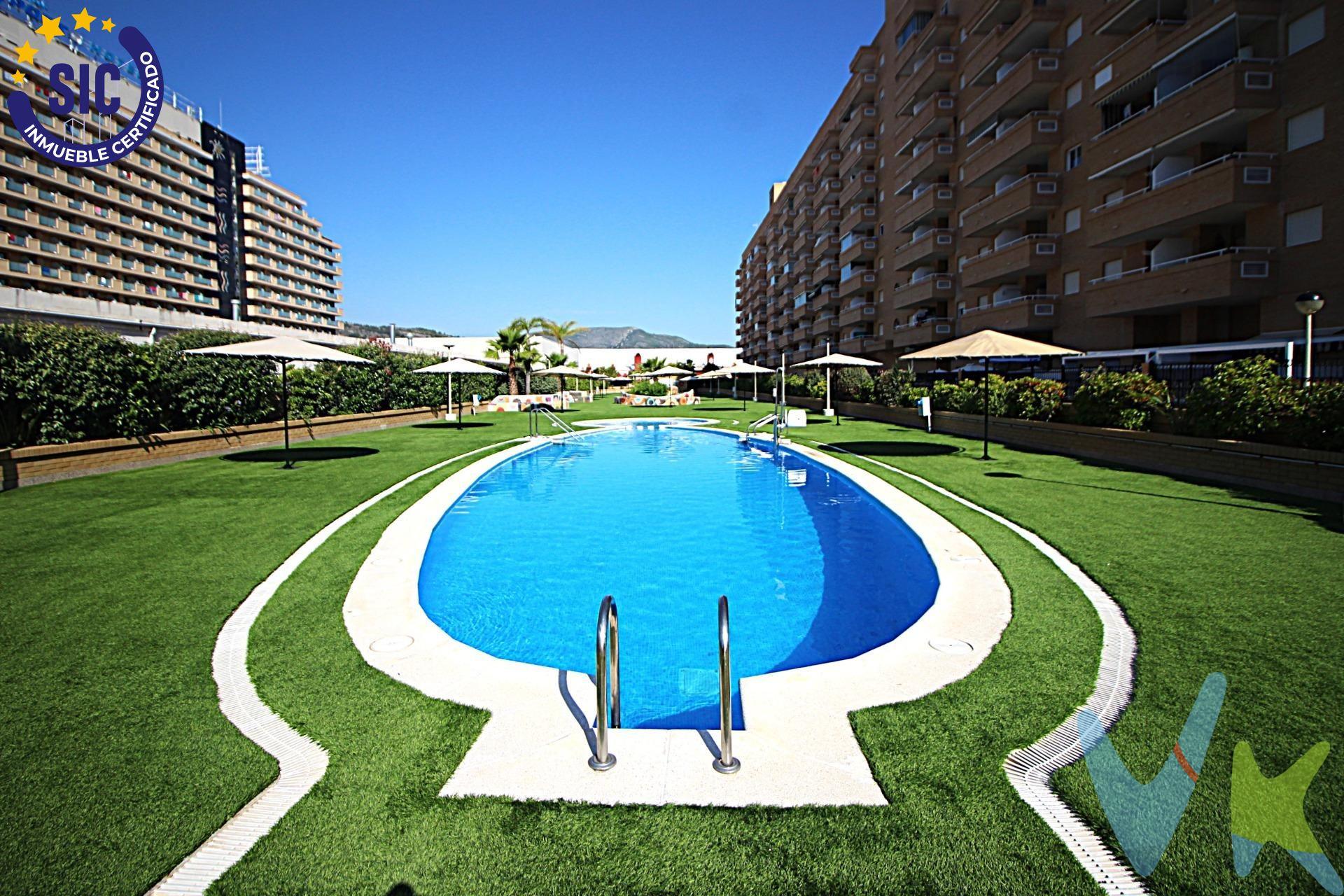 Descubre este encantador apartamento ubicado en Oropesa del Mar, dentro de la prestigiosa zona de Marina D'Or. Con una superficie construida de 70 m² y útil de 54 m², esta propiedad se encuentra en perfecto estado y orientada al sur, lo que garantiza luminosidad durante todo el día. Ideal para familias o parejas, cuenta con dos habitaciones dobles y dos baños completos. Disfruta de momentos inolvidables desde su terraza privada de 9 m² con vistas a la piscina comunitaria. A tan solo 500 metros del mar, estarás cerca no solo del sol y la playa sino también rodeado por servicios esenciales como supermercados y transporte público, etc.. Este atractivo inmueble incluye además parking privado, acceso a una hermosa piscina común perfecta para relajarse durante los meses cálidos; trastero adicional ideal para almacenar bicicletas u otros accesorios; zonas infantiles ideales para niños; así como amplias áreas verdes adornadas con árboles que aportan un entorno natural agradable. Si decoración moderna, completa cada rincón haciendo que puedas comenzar tu vida aquí sin necesidad alguna de reformas ni trabajos adicionales: ¡listo para entrar a vivir! No pierdas esta oportunidad única valorada estratégicamente por su ubicación privilegiada entre ocio familiar e infraestructura necesaria. A pie de playa, Marina d'Or – Ciudad de Vacaciones, y dentro sus 500.000 metros cuadrados de zonas verdes y ajardinadas, ofrece 24.000 metros cuadrados de césped natural en primera línea, ideales para tus vacaciones con niños y una alternativa perfecta al resto de playas de arena del complejo. Esta zona verde, está equipada con kioscos de playa, zona náutica y jardines, hacen las delicias de niños y mayores. Las playas Morro de Gos y Amplàries, conforman la línea de costa de Marina d'Or Ciudad de Vacaciones y están equipadas, en la época estival, de puesto de Cruz Roja y categoría de playa accesible. Su calidad de servicios queda certificada con la ISO 14001 y Q de Qualitur. Los metros útiles son aproximados. Este inmueble es en exclusiva, con lo que le facilitamos cualquier información sobre la vivienda. Por este motivo, solicitamos no molesten al propietario, ocupantes de la propiedad, vecinos o conserje de la comunidad. . Muchas gracias por su comprensión. El precio indicado puede sufrir variaciones. En todos los casos los precios expuestos son más impuestos y gastos derivados de la transmisión del inmueble. 