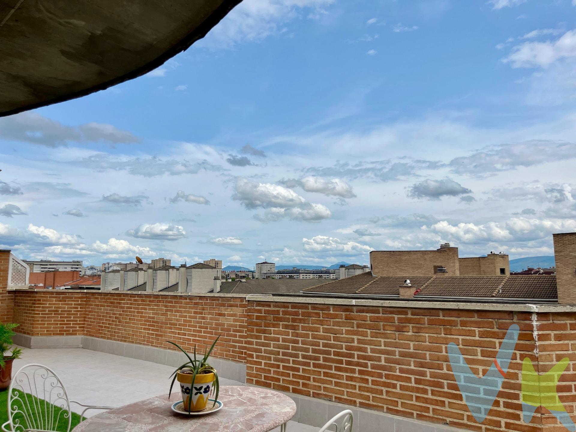 Se presenta a la venta un magnífico ático en una sola planta ubicado en Barañain, que destaca por su amplísimo espacio exterior de más de 100 m2 distribuidos entre dos terrazas. Este exclusivo inmueble cuenta con tres habitaciones bien iluminadas y dos baños completos, ofreciendo así una distribución ideal para familias o como inversión. La terraza sudeste proporciona luz natural durante todo el día, mientras que la del noreste está equipada con cerramientos, creando un área versátil perfecta tanto para disfrutar al aire libre como para utilizarla independientemente según las estaciones del año. El diseño interior incluye un salón-cocina abierto y acogedor junto a un amplio distribuidor luminoso que podría adaptarse perfectamente como zona de estudio o lectura. Cada rincón se beneficia de calefacción individualizada y aire acondicionado instalado en todas sus estancias aseguran comodidad durante todo el año. Este piso no solo ofrece confort sino también bonitas vistas gracias a su altura privilegiada; además incluye plaza de garaje privada y trastero dentro del mismo edificio lo cual agrega valor adicional a esta excepcional propiedad. . (datos meramente informativos, sin valor contractual . Gastos e impuestos no incluidos)