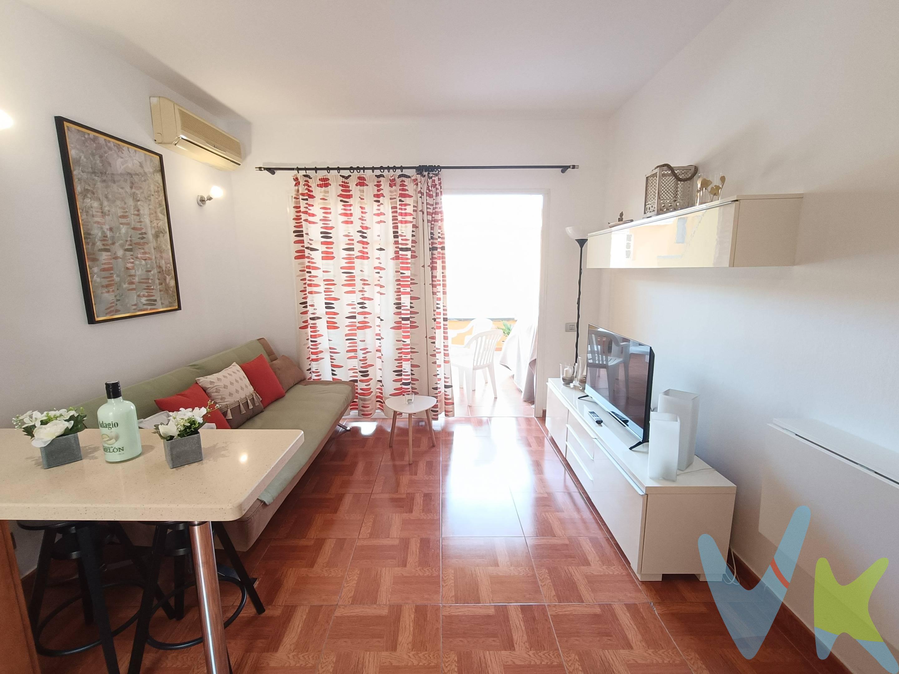 Se vende este precioso dúplex situado en una zona muy tranquila de Sonneland, con impresionantes vistas a Meloneras y al océano Atlántico. Ideal como residencia habitual, segunda vivienda o inversión para alquiler vacacional. La propiedad se encuentra en una parte muy discreta del complejo residencial y se distribuye en dos plantas:. Planta baja:. - Solana descubierta con lavadora y aseo auxiliar. - Cocina completamente equipada. - Salón luminoso con acceso a una amplia terraza privada, perfecta para comer al aire libre o disfrutar del sol durante todo el año. Planta alta:. - Dormitorio principal con cama doble, armario empotrado y balcón con vistas panorámicas al mar y Meloneras. - Baño completo con plato de ducha. - El complejo residencial ofrece una piscina comunitaria climatizada para adultos y niños, zonas comunes bien cuidadas y un ambiente tranquilo y relajado. Excelente ubicación, muy bien comunicada, cerca de supermercados, restaurantes, farmacia, transporte público y a pocos minutos de las playas de Meloneras y Maspalomas. Nota legal:. Los datos expuestos son meramente informativos y están sujetos a errores u omisiones involuntarias. Gastos e impuestos derivados de la compraventa no incluidos en el precio. 