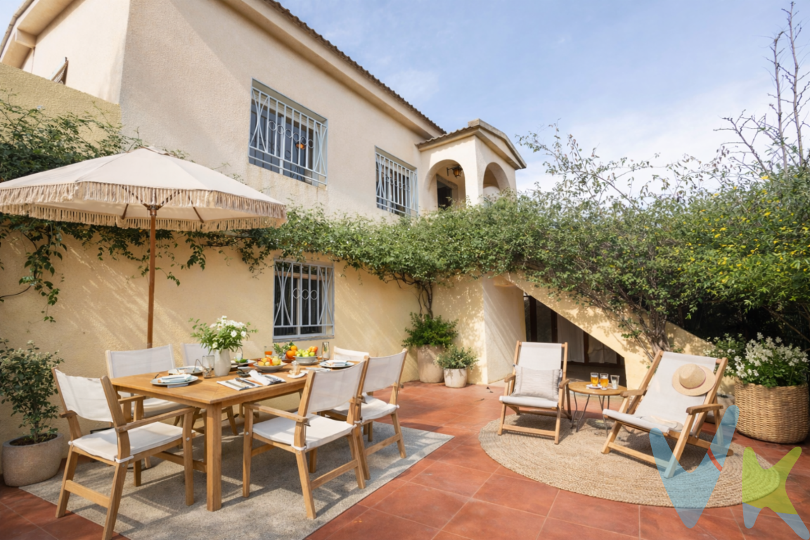 Descubre este fantástico chalet independiente en Alginet, ubicado en la tranquila y consolidada Urbanización Los Lagos, ideal para quienes buscan naturaleza, privacidad y calidad de vida a pocos minutos de todos los servicios.La vivienda se asienta sobre una amplia parcela de 1.925 m², ofreciendo espacio más que suficiente para disfrutar del aire libre, crear tu propio jardín soñado o incluso construir una piscina, ya que parte del terreno se dejó estratégicamente preparado para ello, aprovechando el desnivel natural.La propiedad cuenta con 156 m² construidos, distribuidos de la siguiente manera:Vivienda principal (108 m²) situada en primera altura, con orientación este y preciosas vistas despejadas a la montaña. Dispone de:Dos dormitorios, ambos exteriores.Baño completo.Cocina independiente con posibilidad de abrirla fácilmente al amplio salón-comedor.Luminoso salón con chimenea, que conecta directamente con una agradable terraza con vistas abiertas a la montaña.Todas las estancias son exteriores, lo que garantiza luz natural y ventilación cruzada durante todo el día.Planta baja independiente (45 m²), perfecta como vivienda auxiliar, zona de invitados o incluso para uso familiar independiente. Cuenta con:Cocina.Salón con chimenea.Un dormitorio.Baño con ducha.En el exterior encontrarás:Zona de paellero, ideal para reuniones con familia y amigos.Amplio jardín con múltiples posibilidades.Trastero para almacenaje adicional.Una vivienda con gran potencial, vistas privilegiadas y múltiples opciones de ampliación o mejora, perfecta tanto como residencia habitual como segunda vivienda para desconectar.Si buscas tranquilidad, espacio y naturaleza sin renunciar a la cercanía de la ciudad, esta es tu oportunidad. ¡Ven a visitarla! Agencia Registrada con el Nº 89 en el Registro Obligatorio de Agentes Inmobiliarios de la Comunitat Valenciana. Puede consultar en la web de la GVA:https://habitatge.gva.es/es/registres-en-materia-habitatge La oferta está sujeta a cambios de precio o retirada del mercado sin previo aviso. Este anuncio en su conjunto, incluyendo textos, fotos, imágenes o cualquier otro contenido de este, no es vinculante dado que la información es ofrecida por terceros y puede contener errores. Se muestra a título informativo y no contractual.Gastos de la compraventa a cargo de la parte compradora no incluidos en el precio del inmueble a tener en cuenta: .- ITP con carácter general en Valencia es del 10%, pudiendo corresponderle otro tipo impositivo atendiendo a sus circunstancias personales (por edad, renta o situación familiar primera vivienda habitual, etc ) previstas legalmente. *Base imponible del impuesto el mayor valor entre el precio de compraventa, la tasación o el valor de referencia catastral (en el caso que nos ocupa a ser el valor de referencia superior al de venta, se deberá tributar el ITP por el valor de referencia) .- Gastos de notaría y registro, en su caso, suelen oscilar aprox; entre 1,5% y 2,5% (aranceles variables según valor de compraventa, n.º de copias, etc ). .- Si tramita la inscripción una gestoría, deberá abonar sus honorarios más iva ( en este caso suele oscilar entre los 250EUR y los 400EUR + iva). .- Honorarios de mediación inmobiliaria a cargo del comprador del 3% del precio final de venta más IVA (21%), salvo otro pacto. Por mandato expreso del propietario, comercializamos este inmueble en exclusiva, lo que le garantiza el acceso a toda la información, a un servicio de calidad, un trato fácil, sencillo y sin interferencias de terceros. Por este motivo, se ruega no molestar al propietario, a los ocupantes de la propiedad o a los vecinos. Muchas gracias por su comprensión. Si usted es agente inmobiliario y tiene un cliente para este inmueble, llámenos: estaremos encantados de colaborar.Se informa al consumidor que la agencia actúa como intermediaria inmobiliaria en la operación, estando cualquier eventual compraventa y sus condiciones sujeta a la aceptación expresa del propietario-vendedor y a la posterior formalización del correspondiente contrato. 