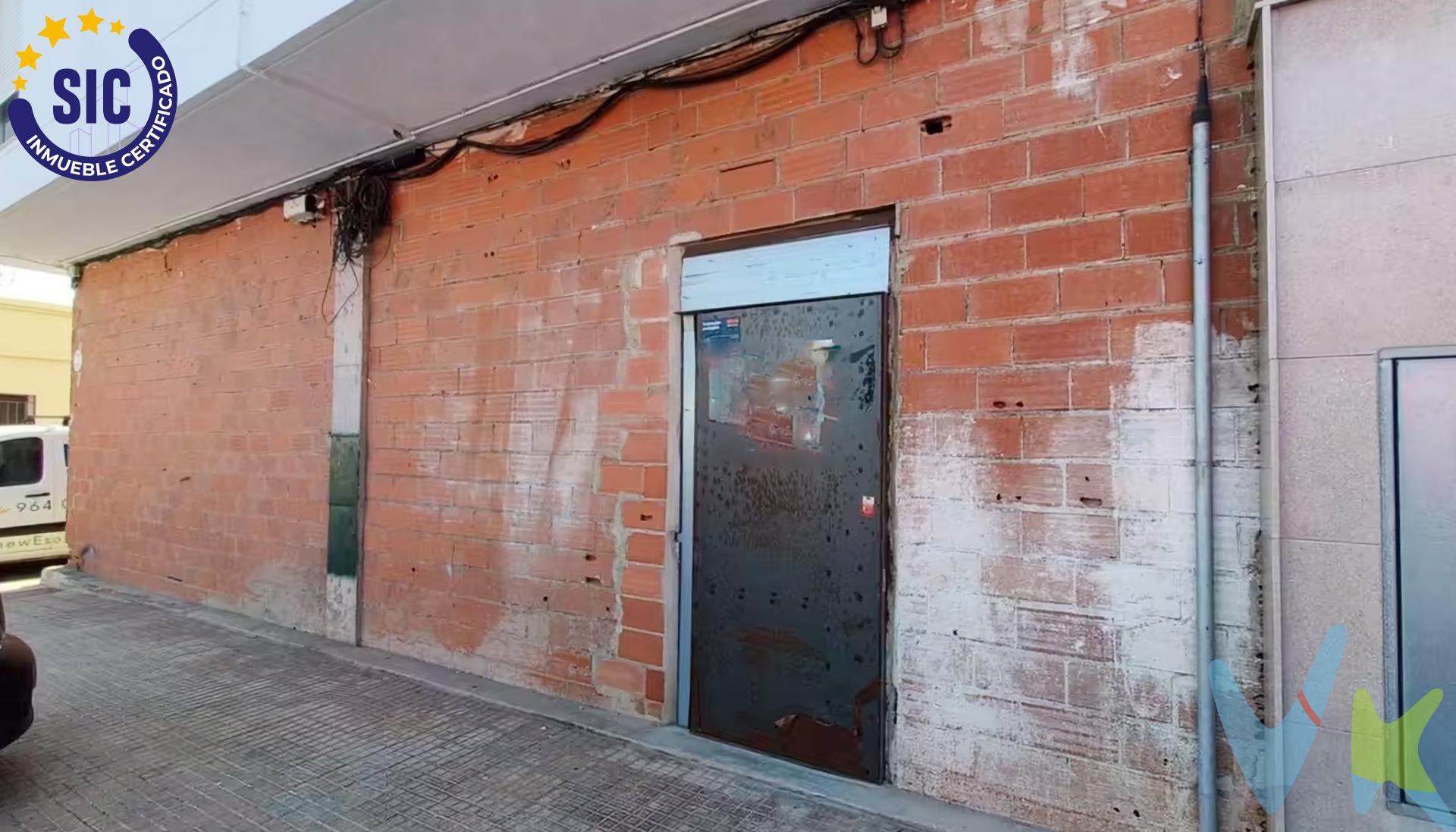 Local comercial en Castellón de la Plana – Amplio y bien ubicado. Se ofrece local comercial de origen con 308 m² construidos, situado en una zona céntrica de Castellón de la Plana, con gran visibilidad y múltiples posibilidades de adaptación. 🔹 Características principales:. 308 m² construidos con excelente distribución. Ubicación estratégica y muy céntrica. Próximo a centro comercial, colegio, estación de tren y paradas de bus, garantizando un flujo constante de personas. Local de origen, ideal para personalizar según la actividad. 📍 Una oportunidad única para emprendedores e inversores que buscan un espacio versátil en una de las mejores zonas de Castellón. 📞 Contacta para más información o para concertar una visita.