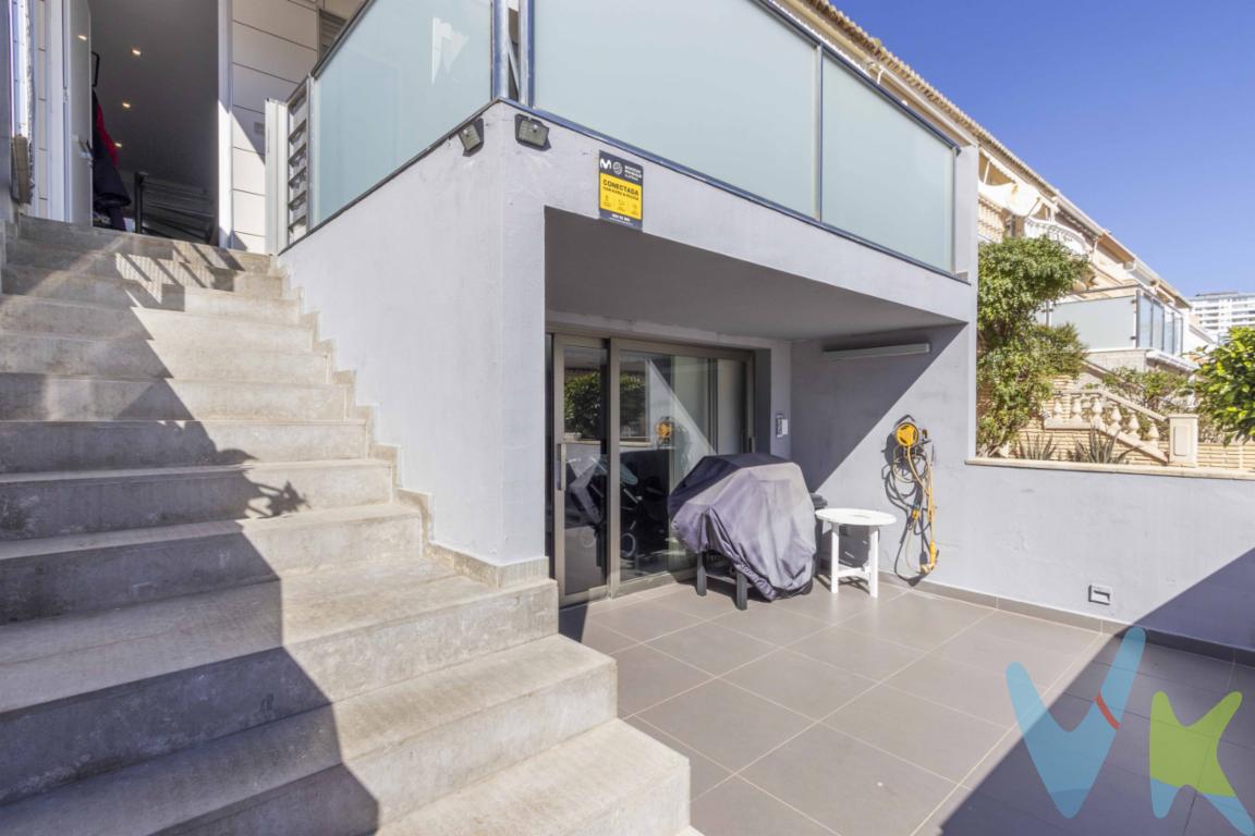 Esta vivienda adosada en venta se encuentra ubicada en la playa de Puig Val y ha sido completamente reformada para ofrecer un ambiente moderno y acogedor. Consta de tres habitaciones dobles, siendo una de ellas privilegiada con vistas panorámicas al mar. El inmueble cuenta con dos baños completos y un aseo, brindando comodidad y funcionalidad para sus residentes.La cocina, equipada con una isla, se integra de manera abierta al espacioso salón, creando un área social fluida y luminosa. Desde el salón se accede a una terraza que ofrece impresionantes vistas al mar, proporcionando un espacio ideal para disfrutar de momentos al aire libre.En la planta baja, se encuentra una cocina adicional, lo que añade flexibilidad y conveniencia a la distribución de la vivienda. Además, se dispone de un garaje privado con acceso independiente, asegurando un lugar seguro y práctico para el estacionamiento.Como un extra, la propiedad cuenta con el privilegio de acceso a una piscina comunitaria, brindando a los residentes la oportunidad de disfrutar de momentos de relax y recreación en un entorno compartido.Esta vivienda adosada representa una oportunidad única para aquellos que buscan un hogar renovado, con vistas al mar y con comodidades adicionales como garaje privado y piscina comunitaria. 