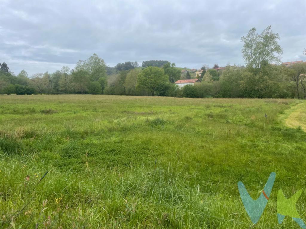 En Las Presillas, término municipal de Puente Viesgo, tenemos ésta fabulosa finca rústica de unos 16.200 m² según escrituras, en la que se puede construir una vivienda siempre que esté vinculada a una explotación agrícola o ganadera por tratarse de una zona protegida. Cuenta con los suministros de luz y agua al lado, además de un riachuelo en una de sus orillas.La finca es llana y soleada y tiene muy buenos accesos por carretera comarcal.Pídenos información sin compromiso y no pierdas la oportunidad de hacer tu sueño realidad!!!!