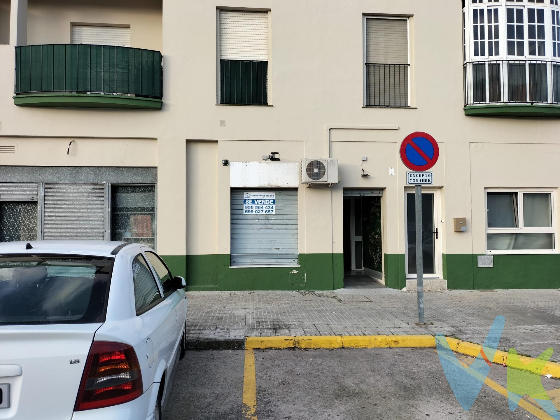 Oportunidad de inversión en Puerto Real: Local comercial en venta en Marina de la Bahía, una de las zonas más dinámicas y consolidadas de la ciudad. Este local, con una superficie construida de 53 metros cuadrados, se presenta como el espacio ideal para dar vida a tu proyecto empresarial. Ubicado en Marina de la Bahía, este local se beneficia de una ubicación estratégica en una zona de alto tránsito peatonal y vehicular. Rodeado de una amplia variedad de comercios y servicios, desde tiendas y restaurantes hasta bancos y supermercados, este local ofrece una visibilidad excepcional y un flujo constante de clientes potenciales. Esta zona consolidada garantiza un entorno comercial vibrante y un público diverso, lo que aumenta significativamente las posibilidades de éxito para cualquier negocio. ¿Sueñas con abrir tu propio negocio? Este local te brinda el lienzo perfecto para hacerlo realidad. Su tamaño y distribución ofrecen flexibilidad para adaptarse a diferentes tipos de actividades comerciales, ya sea una tienda de moda, una cafetería, una oficina, un centro de servicios o cualquier otra idea que tengas en mente. La ubicación privilegiada y el entorno comercial dinámico te proporcionarán la base ideal para atraer clientes y hacer crecer tu negocio. . Por mandato expreso del propietario, comercializamos este inmueble en exclusiva, lo que le garantiza el acceso a toda la información, a un servicio de calidad, un trato fácil, sencillo y sin interferencias de terceros. Por este motivo, se ruega no molestar al propietario, a los ocupantes de la propiedad o a los vecinos. Muchas gracias por su comprensión. De acuerdo con lo previsto en el Decreto 218/2005, de 11 de octubre, se informa al cliente que los Gastos Notariales, Registrales, impuesto de transmisiones (ITP), Honorarios de intermediación, Gastos financieros, y otros gastos inherentes a la compraventa no están incluidos en el precio.