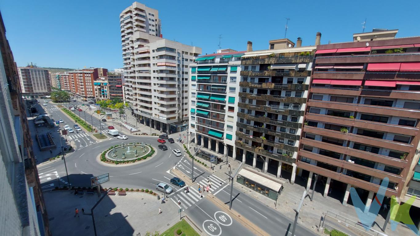 INMOBILIARIA SOLOZABAL presenta un magnifico piso de 4 dormitorios con excelentes vistas en Gran Via de Logroño.? Desde Inmobiliaria Solozábal te presentamos este magnífico piso en venta en plena Gran Vía Juan Carlos I, ubicado en el centro de Logroño.  ?? Al estar situado en la planta 7, disfrutarás de unas excelentes vistas y de una fantástica luz natural durante todo el día, favorecido por su orientación Norte Sur.  ? Se trata de una vivienda en buen estado que dispone de 142.24 m² construidos y 110.24 m² útiles, ofreciendo espacios muy amplios y cómodos.  ?? La zona de descanso cuenta con 4 amplios dormitorios y 2 baños completos, incluyendo además 2 armarios empotrados para mantener el orden fácilmente.  ? Podrás disfrutar de grandes momentos en su acogedor salón y cocinar sin problemas de espacio en su amplia cocina independiente, entregándose el inmueble amueblado.  ? Para tu máximo confort, la casa está equipada con cálidos suelos de parquet, ventanas de aluminio, calefacción y agua caliente de gas individual, y un práctico trastero bajocubierta.  ? El edificio, construido en el año 1971, dispone de ascensor, carece de barreras arquitectónicas en todos sus accesos y tiene unos gastos de comunidad de tan solo 70  al mes.  ? ¡Ven a visitar esta espectacular vivienda de 360.000  rodeada de todos los servicios y descubre todas sus ventajas!Publicamos el plano original de la vivienda.