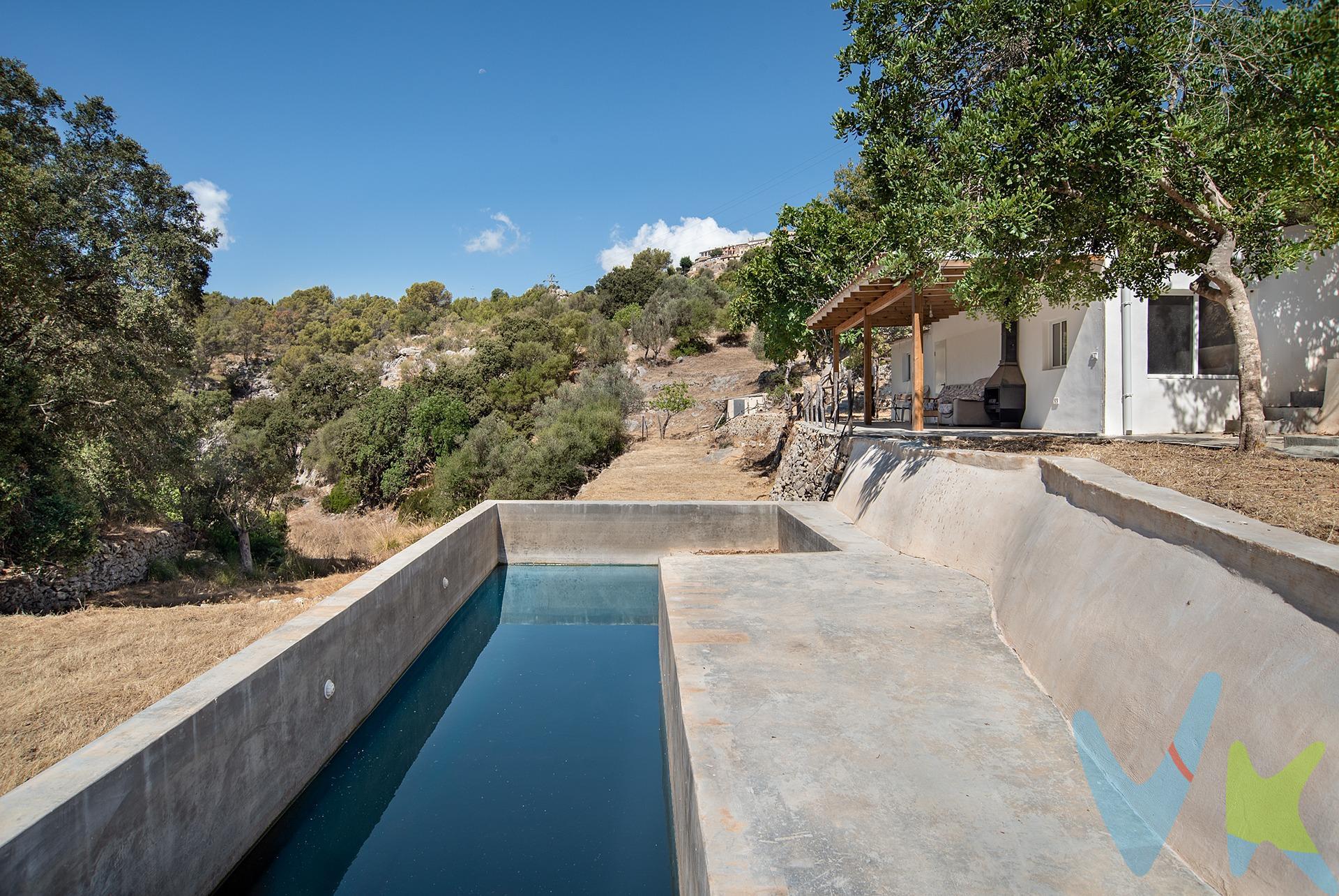 Una finca única en Galilea para quien busca desconexión real. No es una finca convencional: es un lugar. Finca rústica con construcción existente de 68 metros cuadrados, no declarada registralmente y catastrada como almacén, cuya situación urbanística y posible legalización se encuentran pendientes de comprobación. Casi una hectárea de bosque mediterráneo en Galilea, con el Puig de Galatzó como horizonte, y una privacidad difícil de encontrar hoy en Mallorca. Galilea es una aldea de trescientos habitantes a 402 metros de altitud, rodeada de bosques. Pertenece al municipio de Puigpunyent, en plena Serra de Tramuntana, limitando con Calvià y Estellencs. Desde la finca, Palma queda a menos de veinte kilómetros, el aeropuerto a treinta y la playa de Peguera a un cuarto de hora. La parcela conserva una construcción tradicional en muy buen estado con una pequeña cocina, 2 habitaciones individuales, 1 baño y un porche, además de un safreig funcional de 35 metros cuadrados. Importante: No cuenta con cedula de habitabilidad, no es hipotecable. . Es una finca sin conexión a la red de agua corriente y sin conexión a la red eléctrica. Planos y tour virtual 360º incluidos en el anuncio. El precio de venta indicado no incluye el Impuesto de Transmisiones Patrimoniales (ITP), que será orientativamente del 8 %, ni los gastos notariales y registrales, estimados orientativamente en un 2 % del valor de la compraventa, los cuales deberán ser abonados por la parte compradora al firmar la correspondiente escritura pública. El importe de los impuestos se calcula sobre el precio final que conste en la escritura pública y puede variar en función de la normativa aplicable, así como de las subvenciones, ayudas, edad y demás circunstancias personales del contribuyente. Los honorarios de la agencia inmobiliaria serán asumidos íntegramente por la parte vendedora, no suponiendo coste alguno para la parte compradora. Inmobiliaria inscrita en el Registre Oficial d'Agents Immobiliaris de les Illes Balears con el número de registro GOIBE747077/2024.