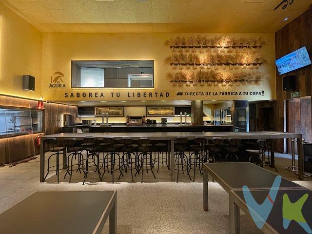 Ubicado en una de las zonas más dinámicas de Vitoria-Gasteiz, este negocio de hostelería ofrece un concepto novedoso que combina cervecería y asador. Con una superficie construida total de 336 m2, la planta baja cuenta con amplios espacios destinados al restaurante (220,80 m2) y cocina totalmente equipada (33 m2), ideal para emprendedores del sector gastronómico. Además, el local dispone también de área destinada a almacén en su primera planta (115,38 m2), así como una pequeña oficina en entreplanta (15 m2). La propiedad ha sido completamente reformada y se encuentra lista para iniciar operaciones inmediatamente. Su excelente ubicación cercana a núcleos residenciales e instalaciones como el Pabellón Buesa Arena garantiza un flujo constante de clientes; además está rodeado por zonas industriales activas que brindan oportunidades adicionales para atraer clientela diversa y poder explotar diferentes opciones de negocio dentro del sector hostelero.