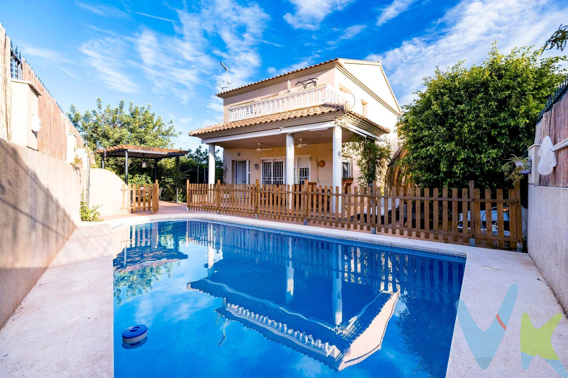 Chalet en venta en Voramar – Benicàssim | Amplio, luminoso y a solo unos pasos de la playa. ¿Buscas un chalet cerca del mar en Benicàssim, amplio, luminoso y situado en una de las mejores zonas?. Esta vivienda se encuentra en Voramar, una ubicación privilegiada a pocos metros de la Playa Voramar, una de las áreas más tranquilas y exclusivas de Benicàssim. Perfecta tanto como residencia habitual como para disfrutarla como segunda vivienda vacacional. Parcela independiente con piscina y varias zonas exteriores. La casa se asienta sobre una parcela de 478 m², con dos accesos independientes que conectan con la piscina privada, ideal para disfrutar del verano con total privacidad. En el exterior también dispone de:. Porche para comidas al aire libre. Zona de barbacoa. Terraza principal con sofás, perfecta para relajarse de día y de noche. Planta principal: zonas amplias y funcionales. En la planta principal encontramos un gran salón-comedor, muy luminoso, perfecto para reuniones familiares. La cocina independiente destaca por su amplitud, con armariada de madera y un cuarto adicional habilitado como lavadero (lavadora, secadora, etc.). Desde la cocina se accede a otra terraza exterior. En esta misma planta hay un cuarto de baño con ducha. Planta alta: tres dormitorios dobles exteriores. En la planta superior se ubican tres habitaciones dobles, todas exteriores. La suite principal cuenta con terraza privada y baño completo incorporado. Además, la planta dispone de otro baño completo para los dormitorios secundarios. Planta baja (semisótano) con múltiples posibilidades. La vivienda dispone de una planta baja polivalente que puede utilizarse como bodega, despacho, sala de juegos o dormitorio adicional. Este espacio conecta directamente con el garaje privado. Extras y equipamiento. Calefacción por radiadores de gas natural. Aire acondicionado por split (frío/calor). Vivienda muy cuidada y lista para entrar a vivir. Comercialización en exclusiva. Por expreso deseo de los propietarios, este inmueble se comercializa en EXCLUSIVA, garantizando un trato directo, cómodo y sin interferencias. Rogamos no molesten a ocupantes o vecinos. Profesionales inmobiliarios: abiertos a colaborar. Honorarios de agencia, gestoría, notaría, registro e impuestos no incluidos. Anuncio no vinculante, sujeto a posibles errores.