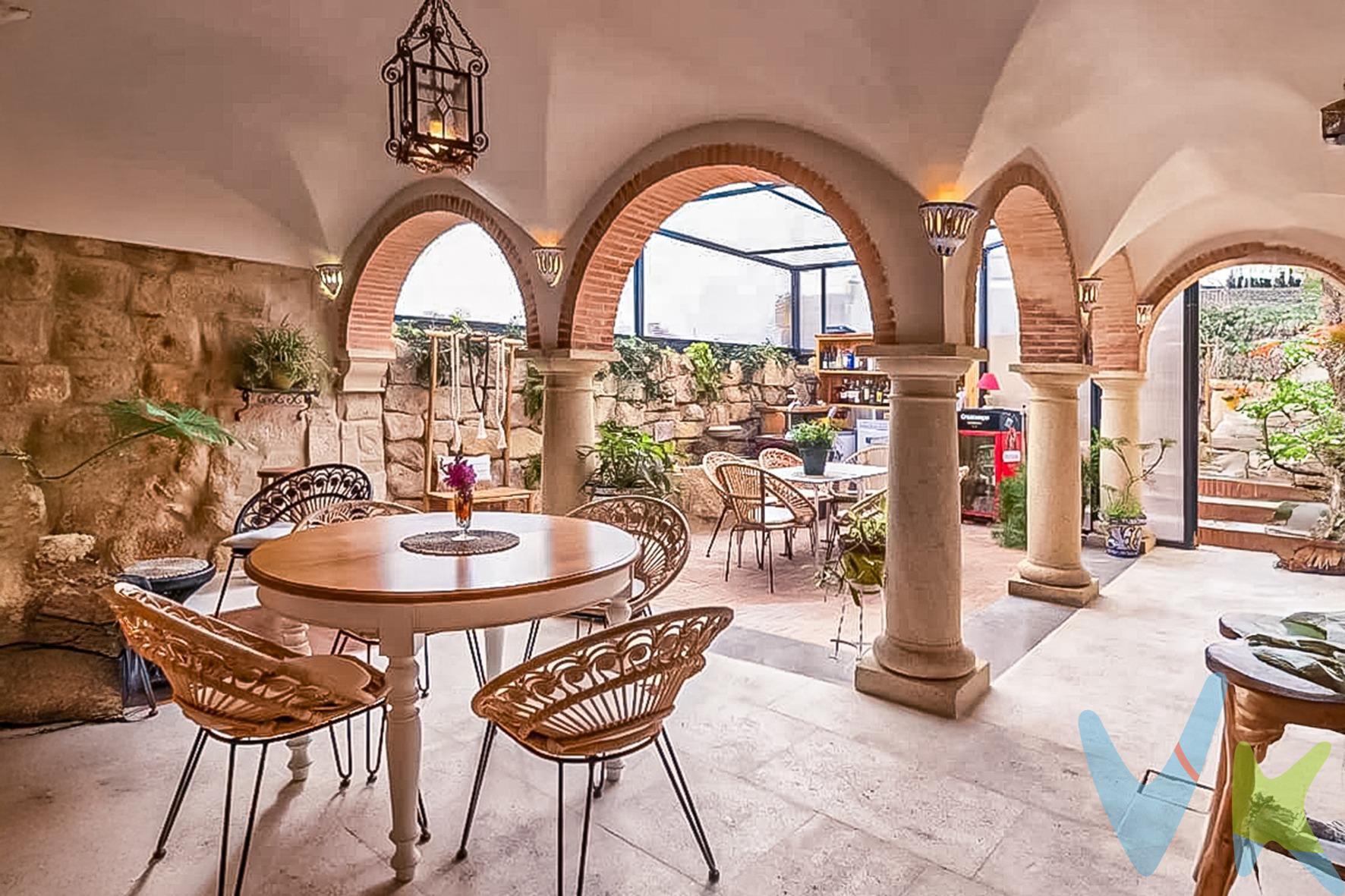 SE VENDE JARDINES DE COLÓN, lugar mágico y con un encanto que enamora. Incluye las dos licencias en vigor de explotación de la hospedería (Vivienda turística Rural) y el Restaurante/ Cafetería en planta baja. Se trata de un edificio de 3 plantas en casco histórico, cerca de la fortaleza de la mota, ubicado al final de la Calle Miguel De Cervantes, en el número 81. de Alcalá La Real. Jaén. Actualmente permite mayor edificabilidad por lo que se le podrían agregar habitaciones o nuevas zonas con proyecto. Cuenta con unos 450 m2 construidos repartidos en planta bodega,  planta baja con cocina, planta 1 con varios dormitorios y planta 2 con más dormitorios. Planta -1: Bodega, con preinstalación para convertir en baño hamman/piscina de agua termal. Planta 0:  Salón medieval con chimenea, baño completo, zaguán, cocina de restaurante y claustro aporticado más Jardín.  En el Jardín hay capacidad para 75 comensales y dispone de Piscina, varias pérgolas y mobiliario de bar, otro baño, ducha de piscina y cuarto de máquinas. Planta 1: En planta 1 se encuentran 3 dormitorios en suite, dos de los dormitorios tienen terraza y chimenea. Planta 2: En planta 2 se encuentran 2 dormitorios más, uno de ellos es como un apartamento por tener unos 40m2 más una terraza, también hay una zona le lavandería en planta 2. En total son 6 dormitorios, 7 baños, 4 chimeneas funcionales, capacidad para 18 plazas turísticas, aunque realmente al tener dormitorios cuádruples, la capacidad es bastante mayor si se desea. Todo el edificio está construido en piedra maciza, y las partes rehabilitadas se han construido también con piedra maciza, madera y ladrillo. Las escaleras principales son con tocho macizo y sistema constructivo abovedado. Los suelos de planta baja son de Piedra Caliza maciza, para toda la vida, y se han reconstruido todos los forjados, conservando vigas decorativas, por lo que estructuralmente está totalmente reformado. Se incluye el mobiliario por lo que se puede seguir con las actividades de restaurante y alojamiento de manera inmediata. Llámanos para visitarlo y no dejes pasar la oportunidad de adquirir esta maravilla. . Ref. N305. * El PVP indicado no incluye impuestos ni gastos de Escritura. * Honorarios agencia no incluidos. * Las superficies expresadas en esta página tienen carácter descriptivo y son aproximadas. * Los precios pueden ser susceptibles de modificación sin previo aviso. * Se vende amueblado.