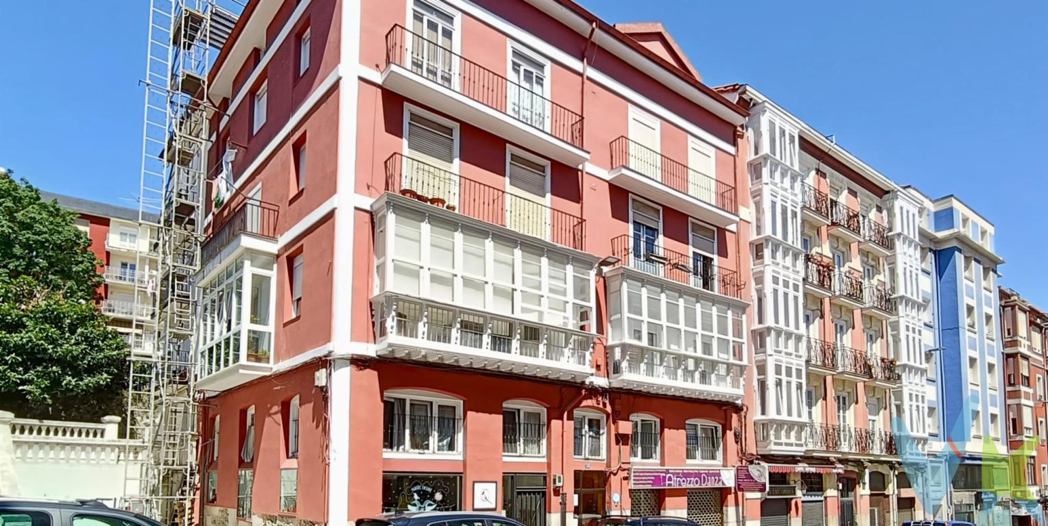 En pleno centro de Santander, presentamos esta propiedad con un interesante potencial de reforma y revalorización, especialmente orientada a compradores que buscan desarrollar un proyecto residencial o una inversión a largo plazo en una ubicación consolidada.Situada en la cuarta planta de un edificio de 1920, la vivienda conserva elementos propios de la construcción tradicional, con estructura y otros elementos originales en madera. El edificio fue objeto de una actualización en 2004 y algunas de sus ventanas han sido renovadas.La vivienda requiere reforma integral, ofreciendo la posibilidad de replantear su distribución y crear un producto residencial actualizado, adaptado tanto a un uso propio como a una futura explotación en alquiler.Actualmente dispone de tres habitaciones, además de las diferentes estancias que conforman la vivienda, en una superficie de 80 m² construidos.La Calle Cisneros se encuentra en una de las zonas más consolidadas de Santander, a pocos minutos a pie de comercios, restauración, servicios, transporte público y las principales áreas de actividad del centro de la ciudad.La ubicación constituye uno de los principales valores del inmueble y permite plantear un proyecto de reforma sobre un activo situado en una zona con una demanda residencial estable.Se ha realizado un análisis de las referencias actuales de alquiler en el entorno, tomando como referencia inmuebles de características y superficie similares, que permite estimar un potencial de alquiler residencial una vez finalizada la reforma. Estas referencias sitúan la operación en un escenario de rentabilidad potencial a valorar en función de la inversión final en reforma y del producto resultante.El atractivo de la operación no reside únicamente en la rentabilidad por alquiler, sino en la posibilidad de crear valor mediante la reforma integral de un inmueble adquirido en una ubicación céntrica y consolidada.Una propiedad para quienes buscan una ubicación estratégica, un precio de entrada competitivo y un proyecto con recorrido de transformación y revalorización.Contacte con viBe Inmobiliaria para ampliar información o concertar una visita. Gastos de ITP, registro, notaría y honorarios de agencia no incluidos en el precio.