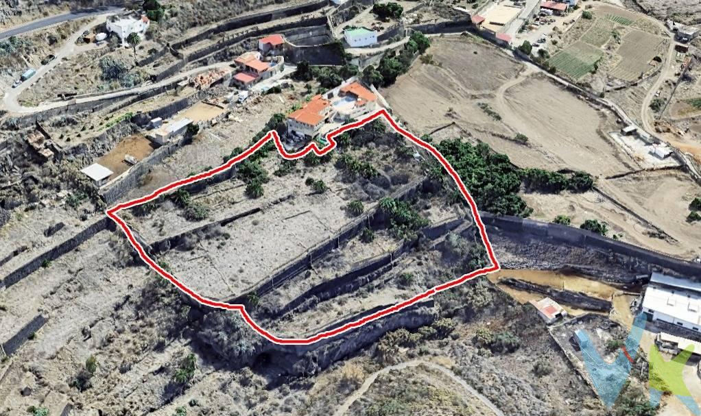 Oportunidad  de adquirir terreno rústico en el valle de Tenoya, de 10.001 m2. En este  terreno de fértil suelo, en su época  se cultivaba  mangos, naranjos, uvas, plátanos y aguacates, lo que garantiza un suelo rico y productivo para quien desee retomar su explotación agrícola. Es un suelo agrícola de Protección agraria 1, siendo una zona de muy alto valor agrario por su alto valor productivo.  Este terreno de 10.001 m2 incluye:. . *Acceso privado* a la finca. *Estanque propio* con una capacidad de 3.000 m3. *Horas de agua de la heredad de Tenoya, asegurando suministro para riego. *Participaciones en dos tuberías de regantes, la del Toscón que parte desde Teror hasta el Toscón. La Tenoyera que discurre desde el Toscón hasta Tenoya. *Garaje* . *Cuarto de Goteo* para suministrar agua a la finca*. *Cuarto de Apero*. *Cuarto de almacenaje*. Una  oportunidad para desarrollar un proyecto agrícola o disfrutar de la tranquilidad de la vida rural en un paraje natural. También, con este terreno se vende un piso anejo de 173m2, con vistas al valle de Tenoya, a pie del terreno. (*precio del piso a consultar*). Se trata de un amplio piso en planta primera de casa terrera, en el Valle de Tenoya.  Este piso,  independiente,  en la planta primera de una casa terrera, ideal para reformar a su gusto. La vivienda tiene una superficie de 173 m² y se distribuye en 5 habitaciones exteriores, tres de ellas con armarios empotrados, incluyendo una habitación principal con baño en suite y balcón privado. Además, cuenta con dos baños más, una cocina abierta, con despensa, que conecta con un salón espacioso y un cuarto de lavado. Este inmueble cuenta con una amplia terraza con vistas al campo. La propiedad dispone de dos plazas de aparcamiento privadas y un práctico cuarto trastero. Para más información o concertar una visita, no dude en contactarnos. Los gastos e impuestos derivados de la compraventa no están incluidos en el precio. Los datos expuestos son meramente orientativos y se encuentran sujetos a errores u omisiones involuntarias. 