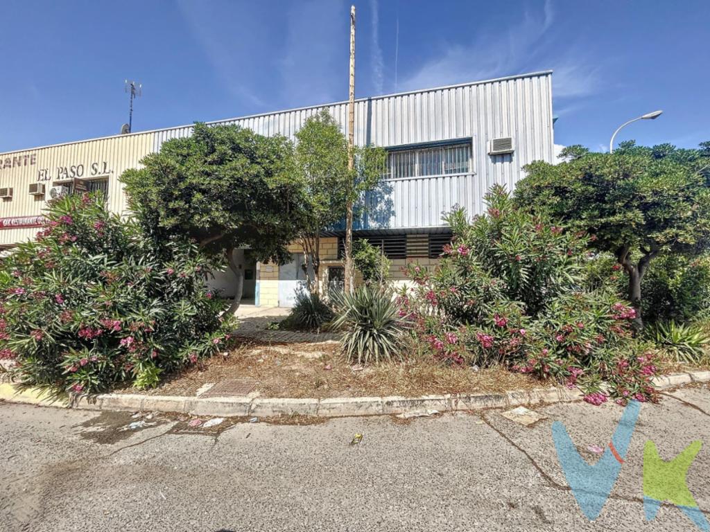 Tenemos el placer de presentar esta exclusiva nave industrial en venta, ubicada estratégicamente en el polígono de Puerto de Sagunto, una zona en pleno crecimiento y desarrollo empresarial. Con un total de 504 metros cuadrados, esta propiedad ofrece 427 metros cuadrados de espacio de almacenamiento y 77 metros cuadrados de modernas y funcionales oficinas. Ubicación: Esta nave industrial se encuentra en una ubicación privilegiada, en el polígono de Puerto de Sagunto, una de las áreas industriales más dinámicas y prometedoras de la región. Destaca su cercanía a la futura gigafactoria de Volkswagen, lo que brinda una oportunidad única para inversores y empresas relacionadas con la industria automotriz. Además, la propiedad se encuentra estratégicamente situada junto a los carriles de tren en construcción, lo que proporciona una excelente conectividad y facilita el transporte de mercancías a nivel nacional e internacional. Espacio de almacenamiento: La nave industrial cuenta con 427 metros cuadrados de espacioso y versátil espacio de almacenamiento, ideal para una amplia gama de actividades comerciales y logísticas. La estructura sólida y resistente garantiza la seguridad de los productos almacenados, mientras que la generosa altura libre ofrece la posibilidad de manejar mercancías de gran tamaño. La distribución diáfana y flexible de la nave permite adaptar el espacio según las necesidades específicas de cada negocio, brindando una gran libertad para maximizar la eficiencia operativa. Oficinas: La propiedad cuenta con 77 metros cuadrados de modernas oficinas, diseñadas para ofrecer un entorno de trabajo cómodo y funcional. Estas oficinas proporcionan un espacio ideal para actividades administrativas y de gestión, con una distribución inteligente que maximiza la productividad. Los acabados de calidad y la iluminación integrada crean un ambiente profesional y agradable, propicio para el desarrollo de. las tareas diarias. Además, la cercanía entre las oficinas y el área de almacenamiento facilita la supervisión y coordinación eficiente de las operaciones. Características adicionales: Además de sus características principales, esta nave industrial ofrece una serie de aspectos adicionales que la hacen aún más atractiva para los potenciales compradores:. 1. Acceso fácil y directo a importantes vías de transporte, como carreteras y autopistas, que facilitan la distribución eficiente de mercancías. 2. Amplio espacio de estacionamiento para vehículos y camiones de carga. 3. Modernos sistemas de seguridad, incluyendo cámaras de vigilancia y control de acceso, para garantizar la protección de la propiedad y su contenido. 4. Conexiones de servicios públicos confiables, como electricidad, agua y telecomunicaciones, que aseguran el correcto funcionamiento de las actividades empresariales. Conclusión: Esta nave industrial en venta, ubicada estratégicamente en el polígono de Puerto de Sagunto y próxima a la futura gigafactoria de Volkswagen, representa una oportunidad única para inversores y empresas que buscan un espacio versátil y conectado. Con su amplio espacio de almacenamiento, modernas oficinas y excelentes características adicionales.