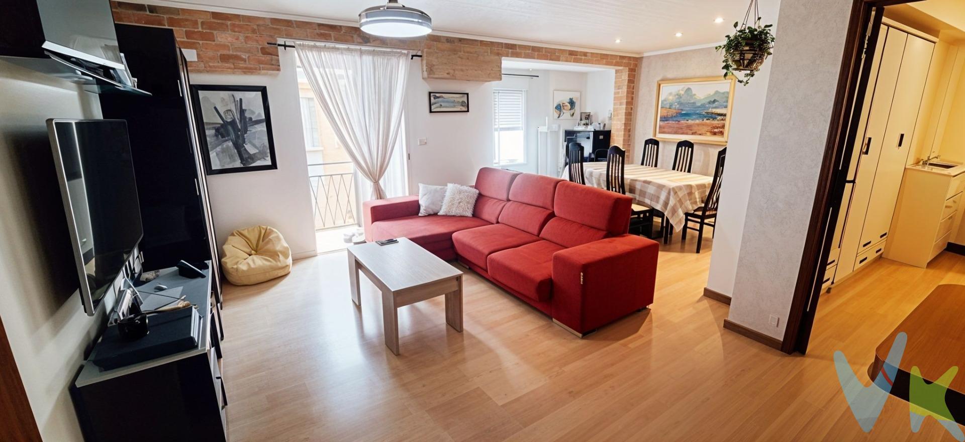 Te presentamos este estupendo piso ubicado en la Plaza España en Gandía, una zona tranquila y muy bien comunicada. Situado en una tercera planta sin ascensor, aunque con posibilidad de instalación futura, esta vivienda destaca por su amplitud, luminosidad y excelente estado de conservación. Con 95 m² construidos, dispone de tres habitaciones (dos dobles y una individual), un amplio y acogedor salón-comedor, cocina funcional y un baño completamente reformado, moderno y en perfectas condiciones. El piso está listo para entrar a vivir, ya que no necesita ninguna reforma. Una opción ideal tanto para familias que buscan espacio y comodidad como para quienes desean una vivienda céntrica en Gandía a un precio competitivo. 📍 Ubicación inmejorable, cerca de todos los servicios: supermercados, colegios, transporte público y zonas verdes. . ---. La descripción del presente inmueble e imágenes tienen mero carácter informativo y en ningún caso carácter contractual, pudiendo ser modificados por la inmobiliaria comercializadora sin que ello implique responsabilidad alguna frente a terceros. En el precio de venta a público, esta propiedad NO incluye los gastos de adquisición (Notario, registro, gestión, honorarios, etc…).