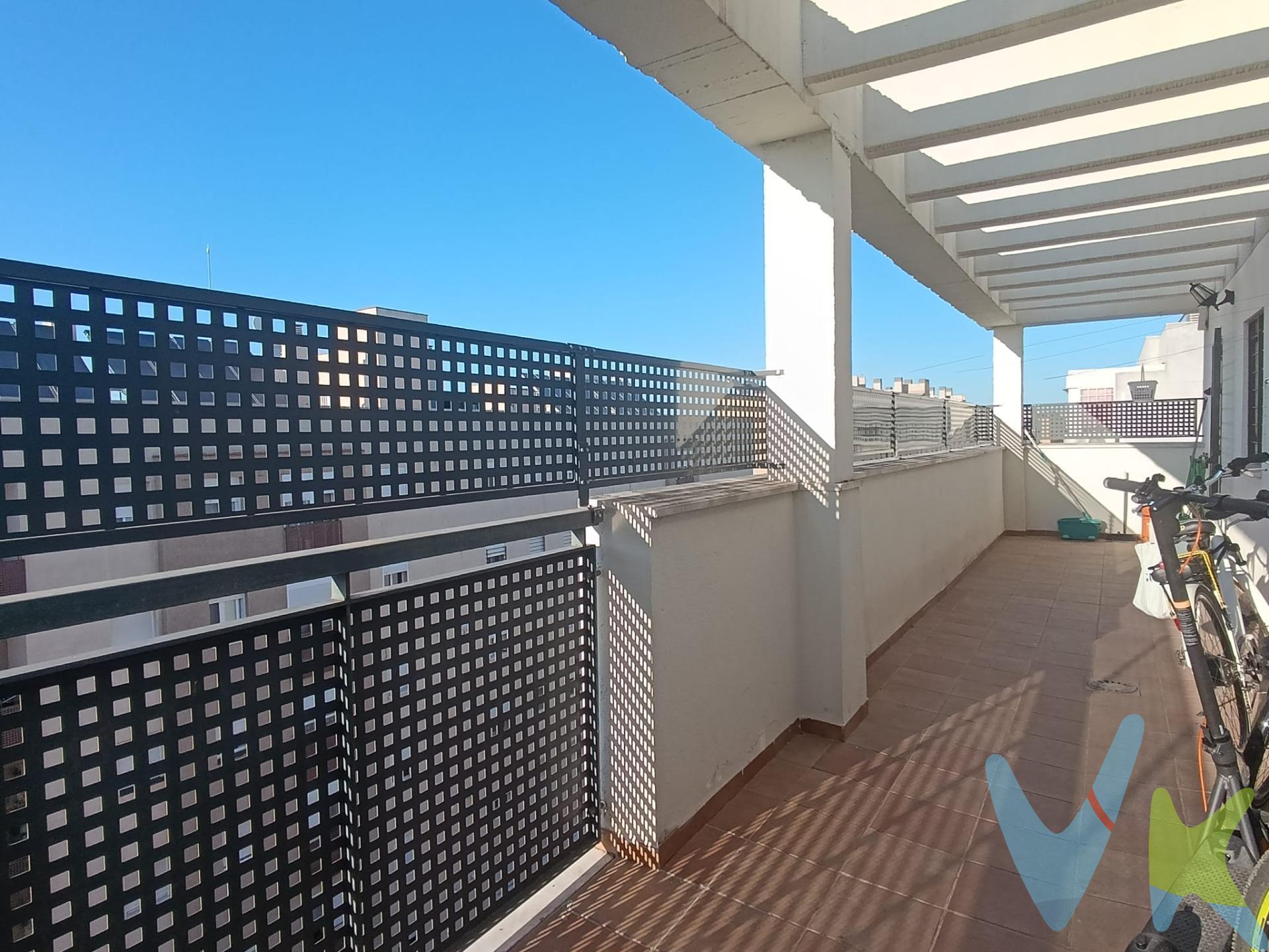 ¡DEJA DE BUSCAR PISO, TENEMOS LO QUE ESTÁS BUSCANDO!. Ático seminuevo en Sevilla Este con una impresionante terraza privada. Este magnífico ático te ofrece todo lo que necesitas para disfrutar de funcionalidad, confort y una excelente calidad de vida. 🛏️ Tres amplios dormitorios exteriores, muy luminosos y con excelente ventilación. 🛁 Dos baños completamente reformados: uno con práctica placa de ducha y otro con bañera para relajarte. 🌞 Impresionante terraza de 30 m², accesible desde el salón y la cocina. Ideal para disfrutar del sol, reuniones familiares, cenas con amigos o simplemente relajarte al aire libre. 🧺 Lavadero independiente. Características destacadas:. Suelos de mármol. Aire acondicionado centralizado frío/calor. Ventanas de aluminio con climalit y rejas de seguridad. Puertas de madera maciza. Placas solares para agua caliente. Termo Eléctrico. Toldo en terraza. No linda con ningún vecino. 🏢 Ubicado en un edificio moderno con ascensor, amplias zonas comunes y azotea transitable. 🚗 Incluye plaza de garaje en el mismo edificio. Ubicación inmejorable:. Situado junto a la Avenida Emilio Lemos, en una zona muy demandada de Sevilla Este. Rodeado de todo tipo de servicios:. 🛒 Supermercados (Mercadona a pocos pasos). 🏦 Bancos. 🍽️ Bares y restaurantes. 🌳 Parques y zonas infantiles. 🚌 Paradas de autobús y excelente comunicación con el resto de la ciudad. 🏫📚 Colegios e institutos. 📞 ¡No dejes pasar esta oportunidad! Llámanos y visita sin compromiso. En cumplimiento de las obligaciones de información previstas en la Ley 10/2025, de 28 de diciembre, de servicios de atención a la clientela y transparencia, así como en la normativa sectorial vigente, el precio indicado no incluye los gastos e impuestos inherentes a la adquisición, los cuales se desglosan estimados o con posibilidad de calcularlos a continuación; los gastos más ajustados serán dados en el D.I.A. en la visita a inmuebles, o antes. *Gastos de Notaría: La Minuta se calculará según al arancel notarial oficial: Anexo I, del Real Decreto 1426/1989, de 17 de noviembre. Enlace: https://notariared.com/calculadora-gastos-compra-vivienda/. *Gastos de Registro de la Propiedad: La inscripción se facturará según el arancel oficial: ANEXO I, del Real Decreto 1427/1989, de 17 de noviembre. Igual enlace anterior. *Gastos de Gestión (Gestoría): Los honorarios por la tramitación administrativa, liquidación de impuestos e inscripción registral ascienden de forma estimativa a [363 € aprox.] (IVA incluido), aunque depende de cada caso, y su dificultad. *Honorarios Agencia del Vendedor: incluidos en el PVP. *Honorarios Agencia del comprador: La agencia prestará los servicios de información, asesoramiento y acompañamiento previstos en el Encargo de Servicios y en el D.I.A. Si solicita servicios adicionales o personalizados, sus honorarios serán informados previamente, de forma individualizada y por escrito, conforme a la libertad de pactos y a la normativa vigente. *Si necesita Financiación, su banco le informará. *Impuesto sobre Transmisiones Patrimoniales (ITP): Se aplicará el tipo impositivo vigente en Andalucía (generalmente el 7%, sin perjuicio de tipos reducidos del 6%. 3,5%, etc, aplicables según las circunstancias personales del comprador o las características del inmueble). El impuesto se devenga sobre el superior entre: 1.- Valor de Referencia de Catastro; y 2.- Precio de venta. Puede calcular su situación personal en el portal oficial de la A.T. de Andalucia. enlace: https://www.juntadeandalucia.es/organismos/economiahaciendayfondoseuropeos/areas/tributos-juego/tributos/paginas/impuestos-cedidos-transmisiones.html;