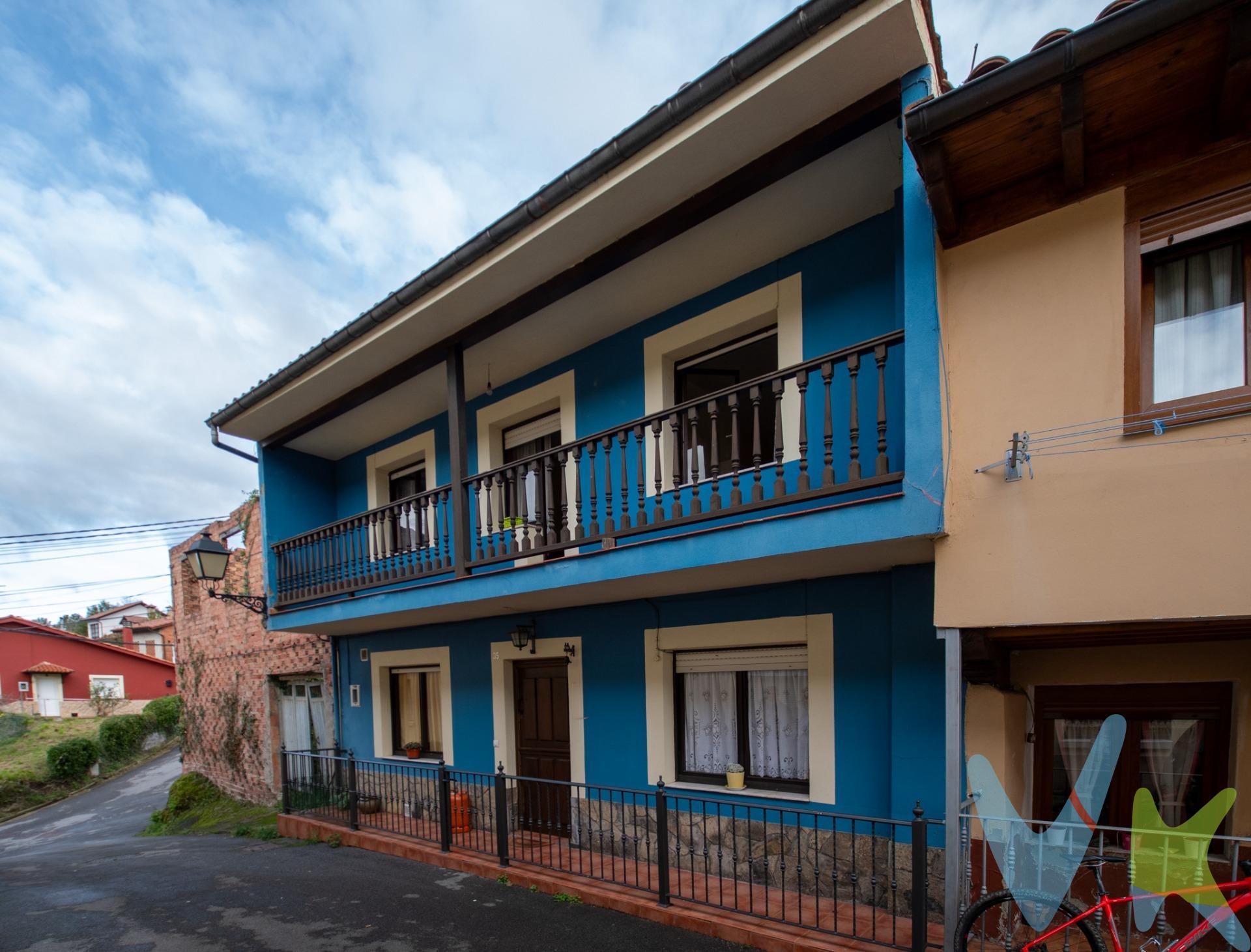 Ubicada en la hermosa localidad de Santaolaya de Cabranes, esta encantadora casa de dos plantas recién reformada está lista para convertirse en tu nuevo hogar. Con una ubicación estratégica cerca del centro de salud, Ayuntamiento y escuela, disfrutarás de la comodidad de tener todo al alcance de tu mano. La casa está distribuida en dos plantas que ofrecen un diseño funcional y acogedor. Los tres amplios dormitorios  y un baño completo situados en la primera planta, proporcionan espacio para toda la familia. Disfruta de un precioso corredor ideal para relajarte al aire libre. La cocina abierta hacia el salón, crea un ambiente perfecto para la vida familiar y social. El sistema de calefacción de gasoil ayudará a mantenerte calentito durante los meses de invierno. La combinación de suelos de gres y tarima flotante en toda la casa añaden un toque de elegancia. No pierdas la oportunidad de vivir en esta joya recién reformada. ¡Contáctanos para más información o para programar una visita!. El precio no incluye el impuesto de transmisiones patrimoniales ni los gastos de Notaría. 