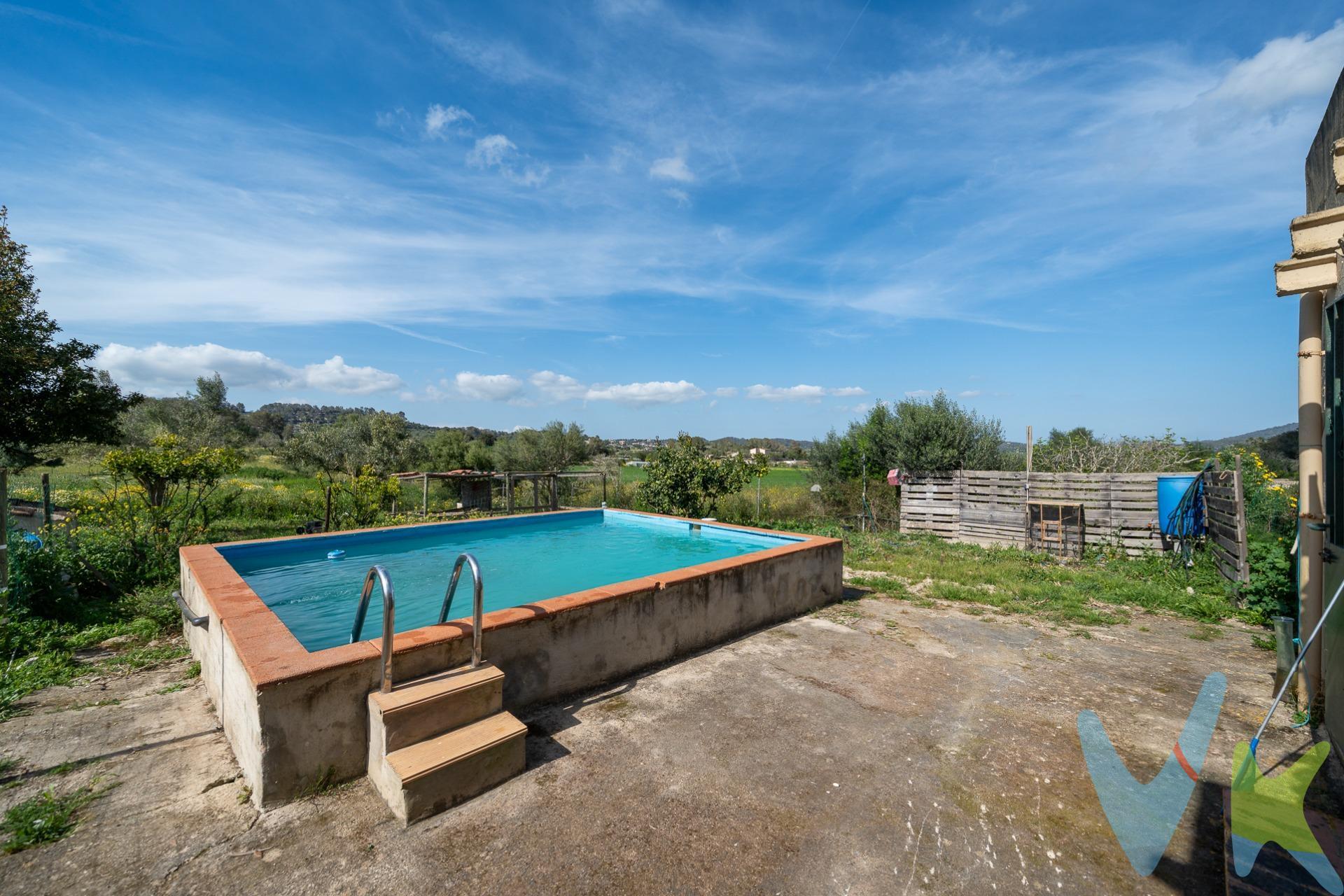 Desconecta, relájate y conéctate con la naturaleza. Si estás buscando tranquilidad y un entorno natural donde respirar paz, esta encantadora finca rústica es para ti. Situada en una zona privilegiada entre Sant Joan y Montuïri, ofrece la combinación perfecta entre privacidad, entorno rural y comodidad. - Terreno de 3.800 m² totalmente vallado. - Vivienda de 100 m² semireformada + porche de 30 m² ideal para comidas al aire libre. - Energía solar con placas solares y baterías de litio. - Agua de aljibe. - Piscina privada para los días de verano. - 2 pequeños almacenes, perfectos como trastero o espacio de herramientas. La casa, muy luminosa y funcional, se distribuye en: 3 habitaciones dobles, 1 baño completo con ducha, Cocina equipada y Salón-comedor con acceso directo al porche y a la joya de la vivienda: la piscina. Una propiedad con mucho potencial, perfecta como refugio de fin de semana, casa de vacaciones o incluso para vivir todo el año rodeado de naturaleza. Actualmente no dispone de Cédula de Habitabilidad pero es posible hipotecar. *Consultar posibilidades. Ven a descubrir la tranquilidad del campo mallorquín. ¡Contáctanos y agenda tu visita!. 