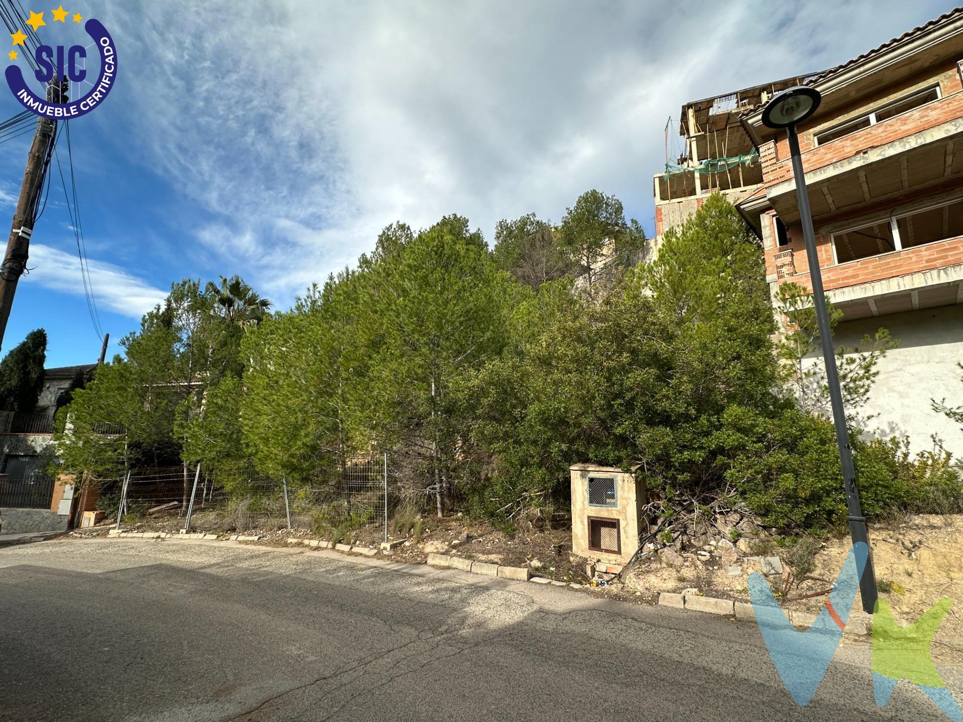 Venta de terreno urbano en Urbanización La Paz, Gilet - 608 m². ¡Oportunidad única! para construir la casa de tus sueños en la exclusiva Urbanización La Paz, en Gilet. Esta parcela de 608 m² te ofrece la posibilidad de edificar una vivienda unifamiliar aislada con una superficie construida de 188 m², distribuidos en dos plantas más garaje. Distribución propuesta según el Proyecto de Ejecución:. Planta Baja: Cocina, salón comedor con acceso a una amplia terraza con vistas a la montaña, un dormitorio y aseo con ducha. Planta Primera: Tres dormitorios, incluyendo un dormitorio principal con acceso a una bonita terraza con vistas, y dos baños completos. La urbanización dispone de todos los servicios disponibles: hornacinas de agua y luz a pie de parcela, red de alcantarillado garantizando confort y tranquilidad. En el precio se incluye el Proyecto de Ejecución original con fecha de visado 2003, aunque es necesario adaptarlo a la normativa actual. No pierdas la ocasión de vivir en una casa con jardín, vistas a la montaña en una población muy bien comunicada con Valencia. Contacta para más detalles. La descripción del presente inmueble e imágenes tienen mero carácter informativo y en ningún caso carácter contractual, pudiendo ser modificados por la inmobiliaria comercializadora sin que ello implique responsabilidad alguna frente a terceros. En el precio de venta a público, esta propiedad NO incluye los gastos de adquisición (Notario, registro, gestión, honorarios, etc…).