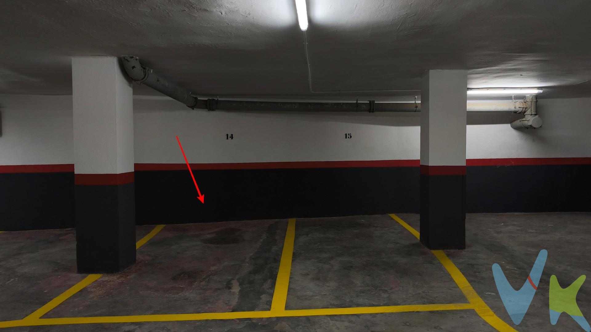 Se ofrece plaza de garaje de aproximadamente 9 m² situada en la zona de Dos de Mayo en Alaquàs, una ubicación práctica y con buena accesibilidad. La plaza tiene unas dimensiones de 4,40 m de largo por 1,76 m de ancho, por lo que resulta ideal para turismo pequeño o moto. Se encuentra en buen estado, dentro de una finca cuidada, con acceso cómodo que facilita las maniobras diarias. Su orientación oeste contribuye a una mejor ventilación del espacio. Una opción interesante tanto para uso propio como para inversión en una zona con alta demanda de aparcamiento. Los datos e información contenida en este anuncio no son vinculantes sino meramente informativos, la oferta está Los sujeta a cambios de precio, textos, fotos o cualquier otro contenido inesperado, la inmobiliaria se reserva el poder de modificarlo en cualquier momento. La venta de esta vivienda se gestiona mediante contrato de EXCLUSIVA COMPARTIDA por lo que se trabaja con más de 150 Inmobiliarias. Los gastos de la venta tales como notaría, registro y honorarios no están incluidos en el precio. . 