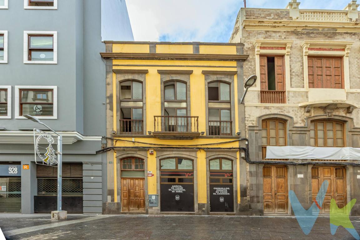 APTO PARA RIC. Oportunidad única para inversores! Gran potencial de Rentabilidad!. En plena Calle Mayor de Triana, la zona comercial y residencial más emblemática de la ciudad, y con una ubicación estratégica, nos encontramos este magnífico edificio, con dos fachadas de lujo, Calle Mayor de Triana y Calle Francisco Gourié. . Con un local en funcionamiento y rentando completamente restaurado con 313 m2 y un proyecto de 4 viviendas pendiente de ejecución, con 515 m2, para desarrollarlo a tu medida. Distribución actual:. PLANTA BAJA           LOCAL.-     312,71 m2. PLANTA PRIMERA    VIV 1A .-      75,36 m2.                                       VIV 1B.-      121,77 m2. PLANTA SEGUNDA   VIV 2A.-        79,01 m2.                                       VIV 2B.-      123,58 m2 (terraza 15,09m2). PLANTA ÁTICO          VIV 2A.-        79,01 m2. (terraza)                      VIV 2B.-      123,58 m2. Ubicado en un edificio de principios de Siglo XX, completamente rehabilitado, en disposición totalmente diáfana, con una arquitectura actualizada y excelentes materiales, está distribuido con muy buen criterio en dos plantas y a cuatro alturas, que se entrelazan en una escalera central. Tiene unas características especiales que lo hacen único, sus dos fachadas con grandes ventanales le aportan una buena luminosidad, y vistas al Teatro Pérez Galdós y a la Calle Mayor de Triana. Alta rentabilidad asegurada, ideal para residencial, habitacional o turístico. No dejes que se te escape esta Oportunidad! Contáctanos para más información y visitas. . 
