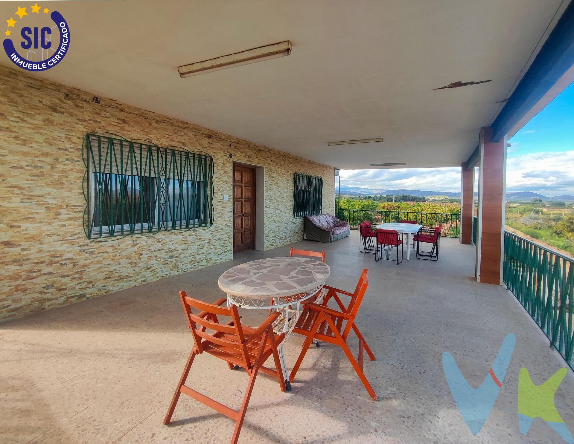 Gran oportunidad en Onda! Vivienda con naranjos en producción  . Si buscas una propiedad con amplios espacios, naturaleza y orientación ideal, esta es tu oportunidad.  . Características principales:. Vivienda de 573 m² sobre una espectacular parcela de 34.918 m² de naranjos en producción.  . Orientación sureste, ideal para disfrutar de luz natural todo el día.  . 7 habitaciones dobles con armarios empotrados.  . 1 baño completo con armario empotrado.  . Amplio salón-comedor y cocina independiente.  . Terraza perfecta para relajarte al aire libre.  . Zona de barbacoa para disfrutar con familia y amigos.  . Almacén para herramientas o maquinaria.  . Aljibe con capacidad de 100.000 litros.  . Dos balsas para riego y almacenamiento de agua.  . Ubicada en un entorno tranquilo y natural, con fácil acceso y gran potencial tanto para vivienda familiar como para inversión agrícola.  . ¡No dejes pasar esta oportunidad!. La descripción del presente inmueble e imágenes tienen mero carácter informativo y en ningún caso carácter contractual, pudiendo ser modificados por la inmobiliaria comercializadora sin que ello implique responsabilidad alguna frente a terceros. En el precio de venta a público, esta propiedad NO incluye los gastos de adquisición (Notario, registro, gestión, honorarios, etc…).