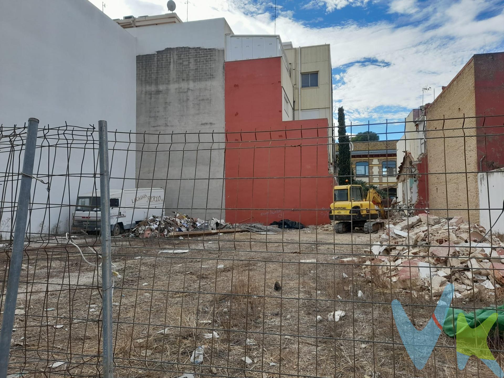 Ponemos a su disposición esta estupenda parcela urbana residencial de 116 m2 en pleno centro de Massanassa. Zona Divendres. Ubicado en una zona inmejorable, dispone de todo tipo de servicios frente al Ambulatorio y al Auditorio de música. A 8 minutos andando del Complejo Deportivo Municipal y a tan solo 3 minutos en coche del Centro Comercial y de Ocio MN4. Posibilidad de crear tu vivienda desde 0 y a tu gusto en una ubicación privilegiada o incluso para invertir. Características básicas. •Superficie total terreno 116 m2. •Acceso vía urbana. Situación urbanística. •Terreno urbano (solar). •Calificado para residencial en altura (bloques). •4 plantas edificables. Equipamiento. •Alcantarillado. •Alumbrado público. •Aceras. Posibilidad de financiación, consulte a nuestro departamento financiero. En el precio del inmueble no están incluidos los gastos de la compraventa ni los honorarios de la agencia. Para más información contacte con nosotros.