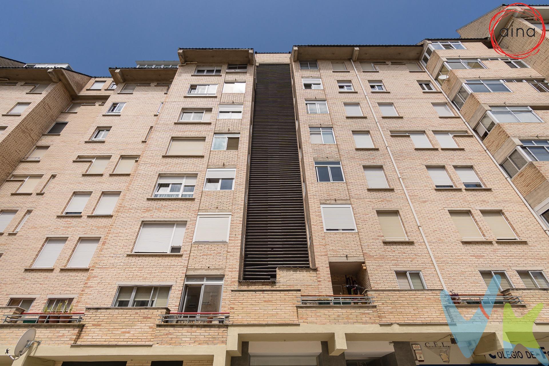 ¿Estás buscando un piso para reformar a tu gusto en una de las zonas más céntricas de Zizur Mayor? ¡Aquí tienes una gran oportunidad! Se vende este piso 5ª altura  con ascensor en la segunda plaza de Santa Cruz. La vivienda consta de 81 m2 útiles y 90 m2 construidos, se distribuye  en: hall de entrada, cocina (a montar) de 8,20 m2 con salida a un tendedero de 2,70 m2, salón comedor de 20,60 m2 desde donde podrás observar la plaza denominada "Kiosko" de Zizur Mayor, pasillo distribuidor separado con puerta de acceso donde encontramos 2 dormitorios de 10.60 m2 y 10.15 m2, amplio baño con bañera al fondo del pasillo encontramos el dormitorio principal de 11.15 m2. La vivienda ha sido recientemente pintada y lijada y barnizada. La calefacción es central  y el agua caliente sanitaria es central con contador individual.  . El portal, los ascensores y las plazas han sido reformados y cambiados recientemente. Incluye plaza de garaje en semisótano. ¡Una grandísima oportunidad para vivienda habitual o como inversión!. (Datos meramente informativos sin valor contractual. El PVP indicado no incluye impuestos ni gastos de transmisión)