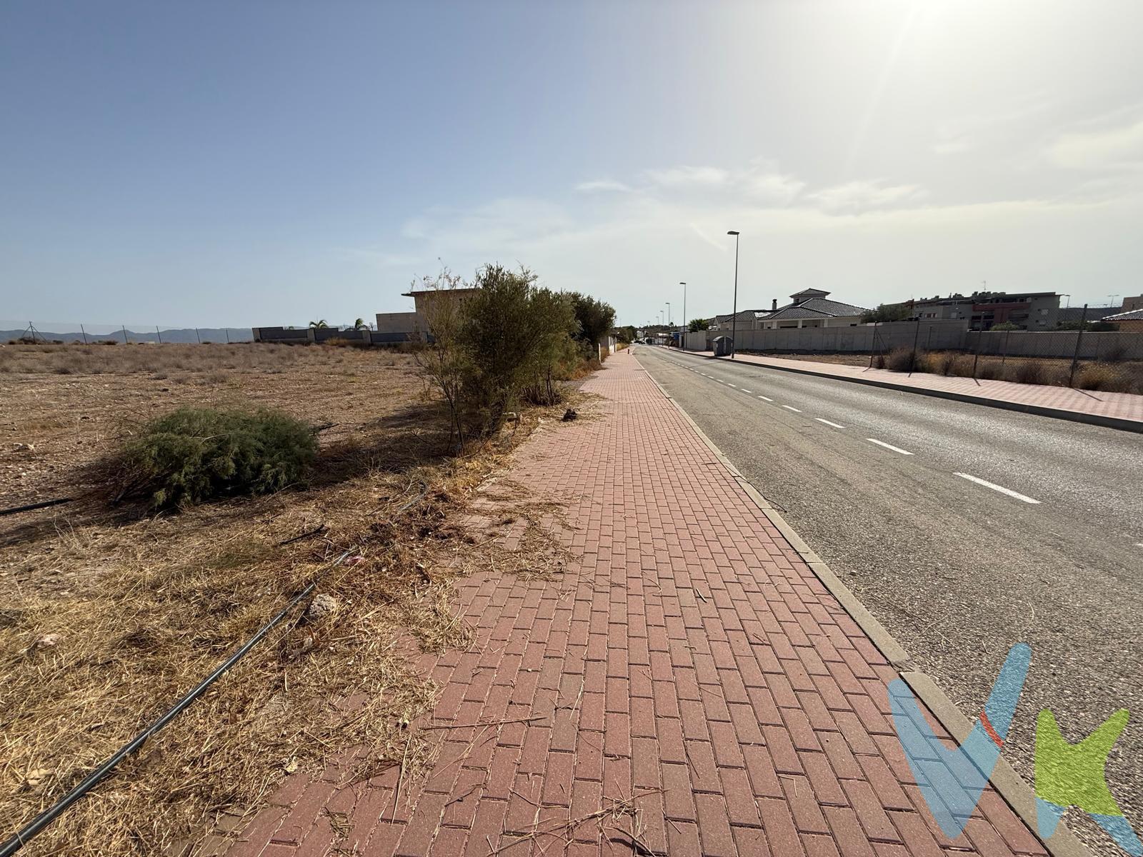 Crea el hogar que siempre has soñado.... en esta exclusiva parcela urbana situada en la urbanización Agridulce. Tiene una edificabilidad de 245 m2 por planta. 🔑 Comercialización en multiexclusiva. Por mandato expreso del propietario, este inmueble se comercializa en multiexclusiva, lo que garantiza un acceso completo a la información, un servicio profesional y una gestión ordenada, sin interferencias de terceros. 🤝 Una compra tranquila y bien acompañada. Al contactar directamente con nosotros, evitarás molestias innecesarias a la propiedad. Nos encargamos de toda la intermediación, facilitándote la documentación, la información necesaria y un trato cercano, claro y sin complicaciones. Te informaremos con total transparencia de todos los aspectos de la compra, incluidos gastos y honorarios de agencia para que tomes decisiones con calma y seguridad. Calma → la tranquilidad de comprar tu vivienda con acompañamiento profesional en todo el proceso con nosotros. ℹ️ Información legal. La descripción del inmueble y las imágenes publicadas tienen carácter meramente informativo y no contractual. El precio ha sido fijado por la propiedad y podría sufrir variaciones hasta su formalización en contrato de compraventa. Te informamos de los gastos de compra no incluidos en el precio, para garantizar un proceso claro y tranquilo:. PVP:210.000€. No incluye gastos, impuestos y demás gastos legalmente correspondan al comprador: ITP del 7,75% con carácter general; existen excepciones según normativa aplicable (1). Base imponible el mayor valor entre el precio de venta o el valor referencia catastral. Gastos Notaría y Registro: 1.900€ aprox. según complejidad y aranceles vigentes (2). Financiación: gastos de hipoteca, tasación y gatos bancarios a cargo del comprador, según su necesidad y elección. Servicio doble de intermediación: Honorarios inmobiliaria a cargo del comprador: 3% precio final, más IVA (21%), salvo acuerdo contrario tras negociación, no incluidos en PVP. Operación y condiciones de compraventa sujeta a aceptación expresa del vendedor. Para acceder a información y documentación legalmente exigible por el consumidor: https://www.inmotasa.es/consumidor/. (1) Para una información exhaustiva sobre el funcionamiento, tipos impositivos y bonificaciones del ITP en la Región de Murcia, puedes consultar el portal oficial de la Agencia Tributaria Autonómica en el siguiente enlace: agenciatributaria.carm.es/ITPAJD. (2) Tarifas notariales y registrales reguladas en Anexo I Del Real Decreto 1426/1989 y, Anexo I Del Real Decreto 1427/1989, respectivamente. 