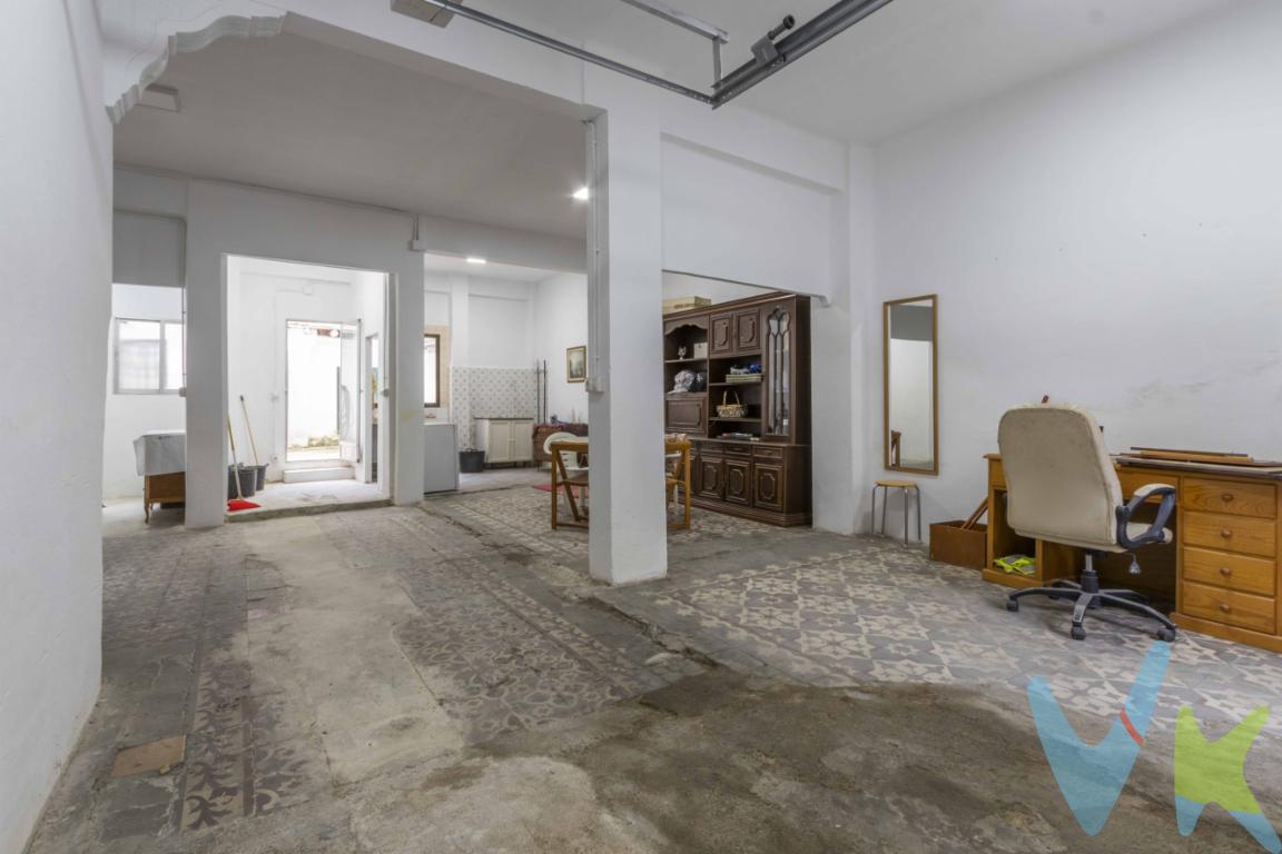  Vivienda en planta baja con acceso directo a la calle en Benicalap  Ideal para reforma integralEspacio amplio y versátil en una ubicación estratégicaPonemos a la venta una propiedad singular en el barrio de Benicalap, Valencia: una vivienda en planta baja, con acceso independiente desde la calle, que representa una excelente oportunidad tanto para quienes buscan un espacio para adaptar a su gusto como para inversores interesados en un proyecto de reforma con gran potencial. Su situación, a pocos minutos del centro y bien comunicada, convierte este inmueble en una base perfecta para crear un hogar funcional en una zona con vida propia.Características de la propiedadLa vivienda, construida en 1960, dispone de 136 m² construidos y 120 m² útiles, distribuidos actualmente en un espacio diáfano y de origen, lo que facilita una reforma integral personalizada según las necesidades del comprador. No cuenta con divisiones interiores fijas, lo que permite una gran libertad a la hora de diseñar el proyecto, ya sea una vivienda tipo loft, con varias estancias, o incluso un espacio mixto para uso residencial y profesional, siempre que se adapte a la normativa vigente.Uno de sus grandes atractivos es el acceso directo desde la calle, que aporta independencia, comodidad y muchas posibilidades de uso. Este tipo de acceso resulta especialmente práctico para personas con movilidad reducida, profesionales que busquen un lugar de trabajo desde casa o quienes valoran la privacidad de una entrada independiente. También el patio interior que permite disfrutar de un espacio al aire libre. Además, cuenta con una construcción posterior perfecta para un anexo a la vivienda a utilizar para hobbies o trabajo.Potencial de reforma y personalizaciónDado que la vivienda se encuentra en estado original, es necesaria una renovación completa, pero esto mismo abre la puerta a un diseño totalmente personalizado, adaptado al estilo de vida actual. Se puede planificar una distribución moderna y eficiente, con espacios abiertos, zonas de trabajo, almacenaje optimizado y acabados a medida.La estructura del inmueble y su superficie permiten aprovechar al máximo cada metro cuadrado, combinando funcionalidad y estilo en una reforma que añada valor tanto estético como económico a la propiedad.Ubicación: Benicalap, un barrio con proyecciónEl inmueble se encuentra en una calle tranquila del barrio de Benicalap, una zona consolidada que ofrece todos los servicios necesarios para el día a día: supermercados, centros médicos, colegios, y una amplia oferta de comercio local. La conexión con el transporte público es excelente, con paradas de metro y autobús a escasa distancia, lo que facilita los desplazamientos hacia el centro de Valencia y otros puntos clave de la ciudad.Además, la proximidad al Parque de Benicalap ofrece un pulmón verde perfecto para disfrutar del aire libre, hacer deporte o pasear, aportando calidad de vida al entorno urbano.Una oportunidad para crear desde cero el hogar que deseas. Si buscas una vivienda con metros de sobra, acceso independiente y múltiples posibilidades de reforma en una zona bien conectada de Valencia, esta planta baja en Benicalap es una opción a tener muy en cuenta. Llámanos hoy mismo y agenda una visita sin compromiso. Descubre todo lo que este espacio puede ofrecerte.El precio no incluye lo siguiente: Honorarios de la agencia inmobiliaria, impuestos (IVA, ITP) y otros gastos de la Compraventa (notaria, gestoría y registro).