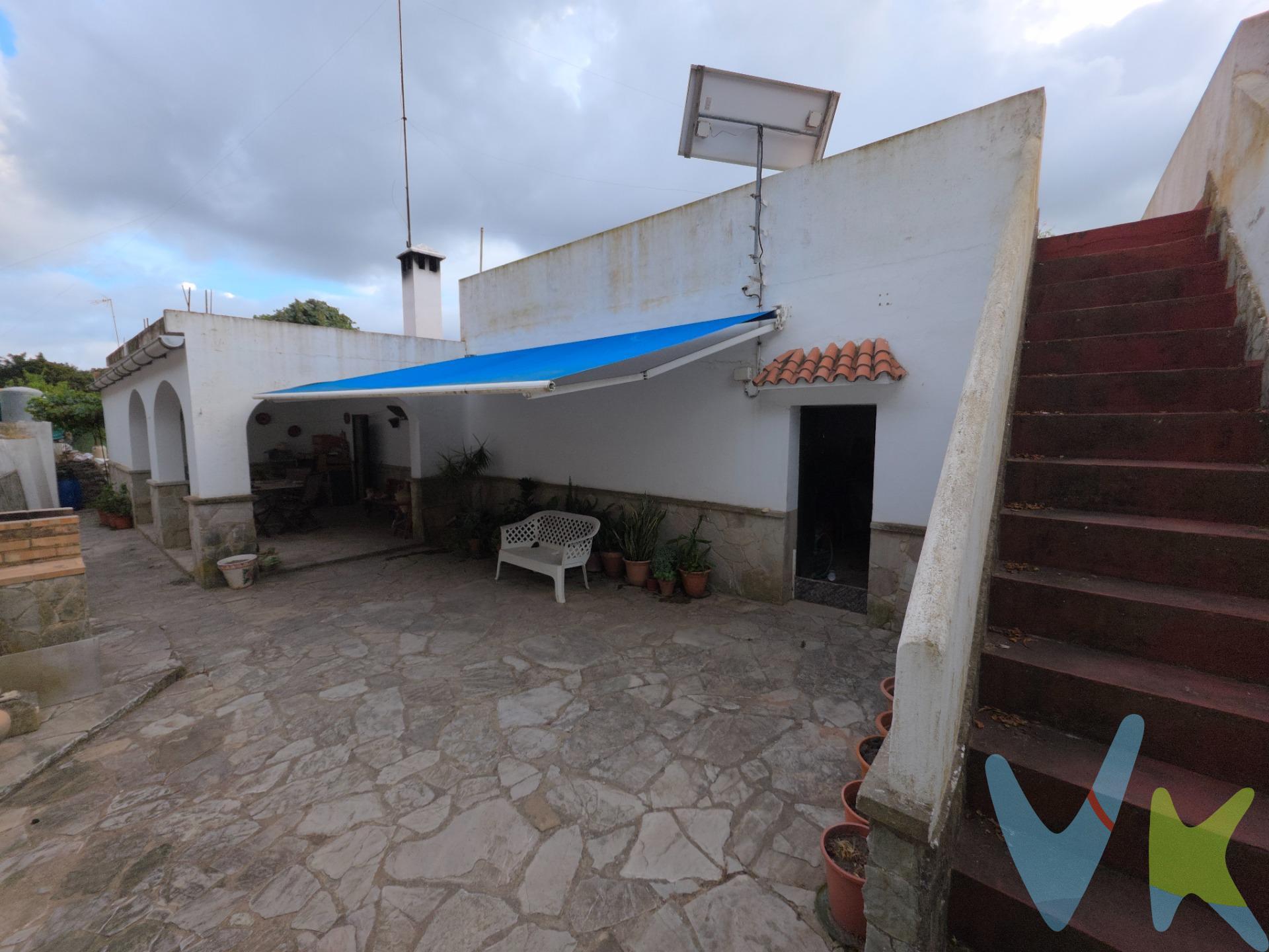 Se ofrece a la venta finca rústica con vivienda tradicional situada en el término municipal de Los Barrios, en un entorno natural y tranquilo, a escasos minutos del acceso a la A-381 y a corta distancia del núcleo urbano. La propiedad cuenta con una vivienda de mampostería en una sola planta, de construcción tradicional y uso residencial consolidado, que dispone de salón con chimenea, cocina-comedor, dos dormitorios y baño, además de un porche cubierto y zona de patio empedrado con acceso directo al exterior. El terreno, de carácter rústico, ofrece huerta, árboles frutales, pozo propio y espacio diáfano ideal para cultivo o recreo. La finca mantiene un entorno verde y despejado, con orientación soleada y excelente comunicación por camino asfaltado hasta la entrada. La vivienda se encuentra en buen estado estructural, precisa actualización interior y dispone de abastecimiento mediante energía solar y depósito de agua. Por su ubicación y características, resulta idónea como segunda residencia, vivienda de recreo o pequeño cultivo familiar, combinando privacidad y proximidad a la población. 🌿 Características destacadas:. Superficie de parcela: aprox. 800 m². Vivienda principal en planta baja. Pozo, depósito y energía solar. Camino asfaltado hasta la finca. Entorno natural junto a la A-381. Uso residencial consolidado anterior a 1995. Propiedad inscrita (dispone de nota simple) y libre de cargas. La finca se encuentra en suelo rústico de protección específica. En la escritura de propiedad de 1983 ya consta su emplazamiento “en la servidumbre pecuaria de la villa de Los Barrios”, lo que acredita la antigüedad y el conocimiento público del asentamiento. De acuerdo con ello, la edificación se considera preexistente y tolerada administrativamente, no estando sujeta a expediente sancionador, si bien no son posibles ampliaciones ni nuevas edificaciones al tratarse de suelo protegido. Documentación urbanística y técnica disponible para interesados (cédula urbanística de Octubre de 2025). Nota: Algunas imágenes han sido retocadas digitalmente para mejorar la presentación del inmueble. --------------------------------------------------. Informamos a nuestros clientes que los gastos de notaría, registro, gestoría, impuestos y los honorarios de la agencia NO están incluidos en el precio. A su vez, disponemos del documento informativo abreviado de la propiedad (según decreto 218/2005, del 11 de octubre) y de seguro de caución, para la protección del dinero entregado como señal para la reserva de una vivienda. Por mandato expreso del propietario, comercializamos este inmueble en exclusiva, lo que le garantiza el acceso a toda la información, a un servicio de calidad, un trato fácil, sencillo y sin interferencias de terceros. Por este motivo, se ruega no molestar al propietario, a los ocupantes de la propiedad o a los vecinos. Muchas gracias por su comprensión.