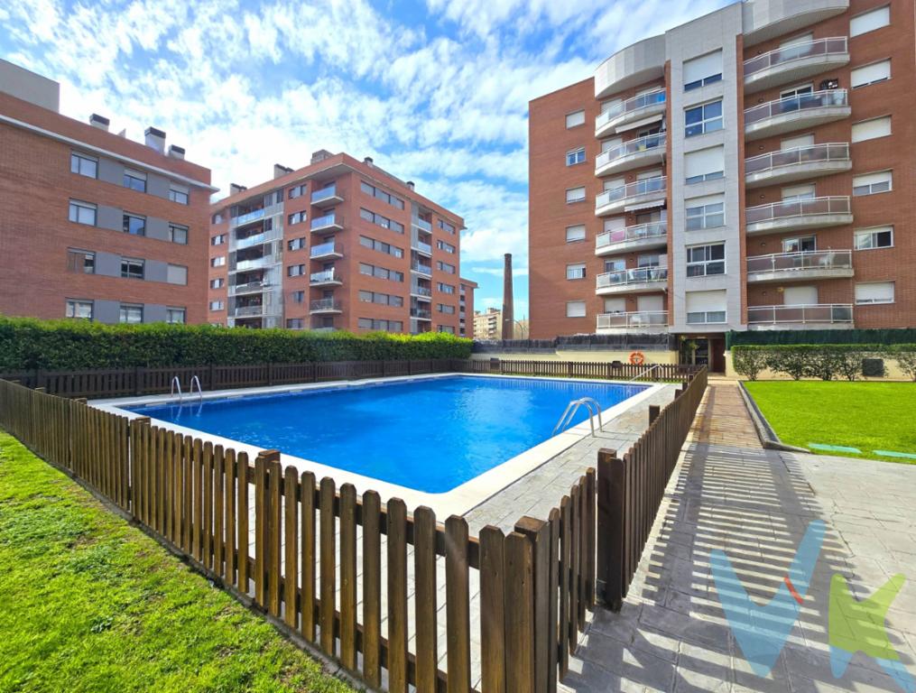PISO EXCLUSIVO DE 4 HABITACIONES + PK +PISCINA en Zona Mestral de Reus (Carretera de Reus a Castellvell). Como se suele decir, una imagen vale más que mil palabras, por eso les hemos presentado un amplio reportaje fotográfico de este precioso inmueble para que puedan descubrirlo de diferentes ángulos, no obstante, también son muchos los que coinciden en que siempre es mejor el libro que la película, por eso les vamos a describir las cualidades, equipamiento y características de este fantástico Inmueble, de su finca y su entorno:.  .  - 4 habitaciones, una de ellas tipo suite. todas ellas exteriores.  - Amplio salón comedor con salida a una de las  terrazas/balcón.  - 2 baños completos, uno de ellos con bañera y el otro con ducha.  - Luminosa y amplia cocina equipada, con acceso a otra de las terrazas/balcón que dispone la vivienda.   -Un Hall/distribuidor que entiende a la perfección la habitabilidad de este hogar.  - Calefacción de gas natural.  - Aire acondicionado por conductos.  - Jardín y piscina comunitaria en un entorno extraordinario y con una comunidad de propietarios excelente.  - Plaza de parking INCLUIDA EN EL PRECIO y situada en la misma finca que el piso (se accede con el ascensor). - Edificio construido en el 2004, sin barreras arquitectónicas.  - Y mucho más que podrán descubrir cuando lo visiten. Ahora toca pensar y valorar los momentos que pasamos dentro, dentro de nuestros hogares, con el confort que queremos vivir y ofrecer a nuestros seres más queridos, con las vistas y zonas comunes de las que queremos gozar, con los vecinos que queremos convivir, es hora de pensar..Pero no se demoren o perderán la oportunidad única de experimentar como es vivir en un práctico, cómodo y amplio piso como este. Edificado en una de las mejores fincas de toda la ciudad  y situada en la mejor zona de Reus (MESTRAL).  Concierten una visita con nosotros y lo descubrirán "in situ". Les atenderemos con mucho gusto.