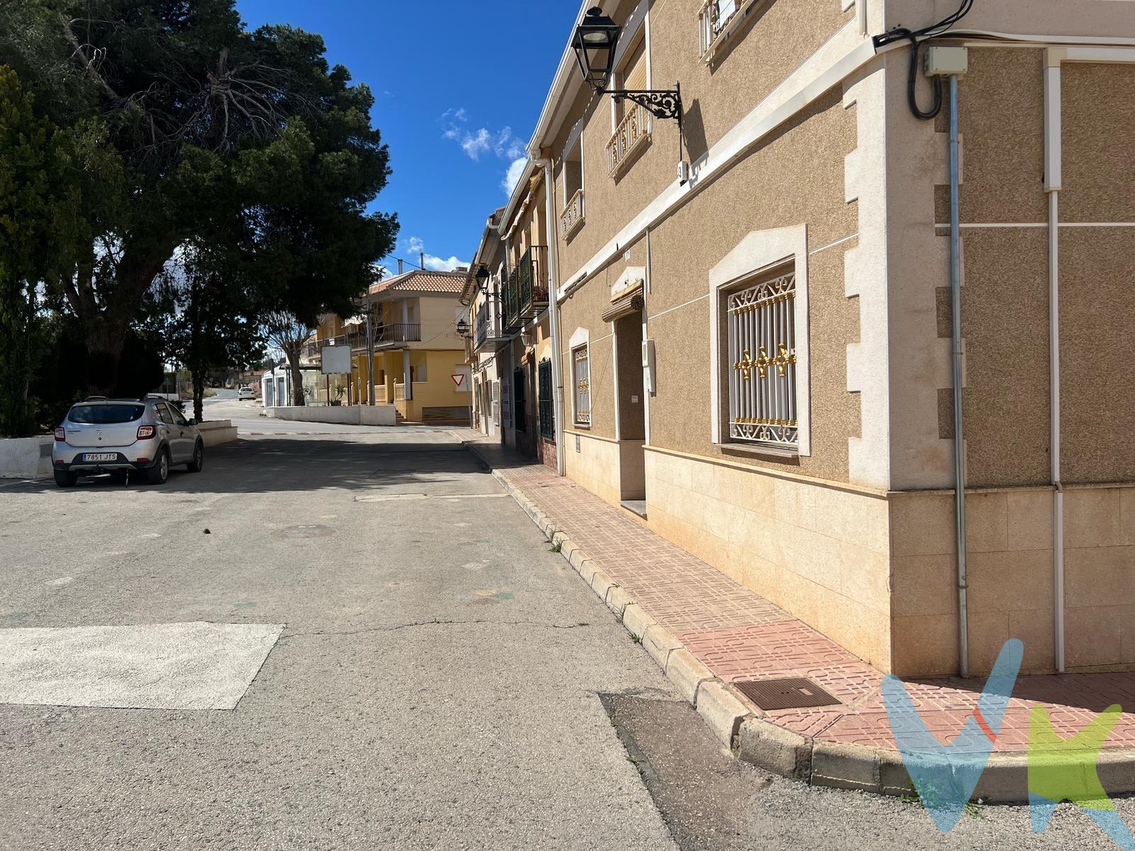 Crea el hogar que siempre has soñado en esta acogedora casa con 500 metros de terreno, en zona de campo en Cañada de la Leña, Abanilla!. Sumérgete en la tranquilidad y la belleza natural de la campiña española, con una combinación perfecta de comodidad, privacidad, esta propiedad ofrece una oportunidad única para disfrutar de la vida rural en un entorno idílico. Esta es una impresionante casa con materiales de  calidad, sin duda tiene ese factor sorpresa que el comprador más exigente buscaría en una propiedad..con cinco habitaciones con armarios  y 3 baños. Esta casa es muy espaciosa y será una casa de lujo para una familia o tiene potencial como casa de huéspedes. Tiene casi 300m2 y un gran salón / comedor, dispone de un gran garaje para 3 coches y un almacén cubierto con salida al terreno con posibilidad de construir una piscina. En la planta principal está el amplio y luminoso salón, dos amplias habitaciones, un baño, cocina amueblada, garaje, trastero. En la planta segunda hay 3 habitaciones y dos baños, uno de ellos en suite, una gran terraza que da acceso a una amplia habitación que se podrá utilizar de zona de juegos, estudio.. Ubicado a tan solo 12 minutos de la encantadora ciudad de Pinoso y a menos de 5 minutos del pueblo, este piso ofrece la combinación perfecta de tranquilidad rural y accesibilidad a servicios y comodidades!. Cuando te pongas en contacto con nosotros te informaremos de los gastos que no están incluidos en el precio, gastos de compraventa y honorarios de agencia y te ayudaremos para que tu proceso de compra con nosotros se convierta en un #Calma: Estado ideal de tranquilidad que tendrás al comprar tu casa con nosotros. Por último, te vamos a contar una cosa: Los propietarios han confiado en nosotros y nos han contratado en exclusiva para que les ayudemos a vender uno de sus bienes más preciados, su casa, su hogar. Esto para ti, como comprador, será una garantía ya que tendrás acceso a un servicio de calidad, un trato fácil, sencillo y sin interferencias de terceros. Por eso, te vamos a pedir un favor, habla con nosotros, no los molestes, te vamos a ayudar en caso de interés en todo el proceso y te vamos a facilitar toda la documentación e información que precises. Como ya te habíamos dicho, ¡Un servicio de calidad!. 