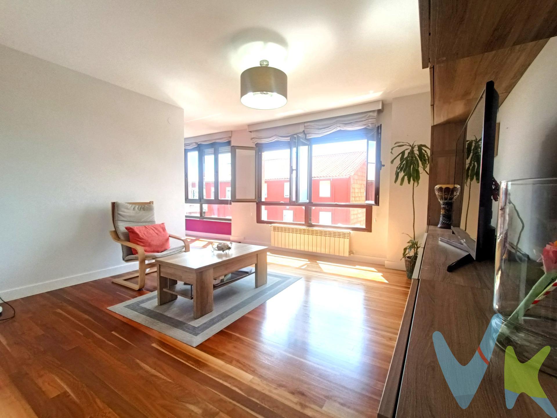 Si buscas una vivienda donde las vistas, la luz y la comodidad sean protagonistas, este piso reúne todas las cualidades para convertirse en tu próximo hogar. Reformado y listo para entrar a vivir, dispone de 3 amplias habitaciones y 2 baños completos, uno de ellos integrado en la habitación principal para ofrecer mayor privacidad y confort. El corazón de la vivienda es su amplio salón, orientado al sur y bañado por luz natural durante todo el día. Desde aquí podrás disfrutar de unas impresionantes vistas a la bahía, además de una acogedora zona de chill out, perfecta para relajarte, leer o compartir momentos inolvidables con familiares y amigos. La vivienda cuenta con suelos de madera, carpintería exterior de aluminio y calefacción individual de gas natural, ofreciendo un ambiente cálido, eficiente y confortable durante todo el año. Además, dispone de un tendedero cubierto, ideal para utilizar cualquier día, independientemente del tiempo. Pensando en la comodidad del día a día, el inmueble incluye una amplia plaza de garaje, con posibilidad de adaptación para la carga de vehículo eléctrico, trastero y, además, la urbanización dispone de zona de aparcamiento comunitario, una gran ventaja para quienes necesitan estacionar dos vehículos o recibir visitas con facilidad. El edificio cuenta con ascensor recientemente renovado y forma parte de una urbanización privada, con agradables zonas comunes, jardín y terraza comunitaria donde disfrutar del aire libre. Su ubicación es otro de sus grandes atractivos: perfectamente comunicada mediante transporte público, funicular y escaleras mecánicas, rodeada de parques y todos los servicios necesarios. Todo ello a tan solo 5 minutos caminando del centro de la ciudad y 5 minutos en coche de la playa, combinando la tranquilidad de un entorno residencial con la cercanía a todo lo que necesitas. Una vivienda luminosa, con unas vistas privilegiadas y todas las comodidades para disfrutar de una excelente calidad de vida. No esta incluido en el precio los honorarios del 1% por parte del comprador ni los impuestos y gastos de notaria y registro que acarrea la compraventa.