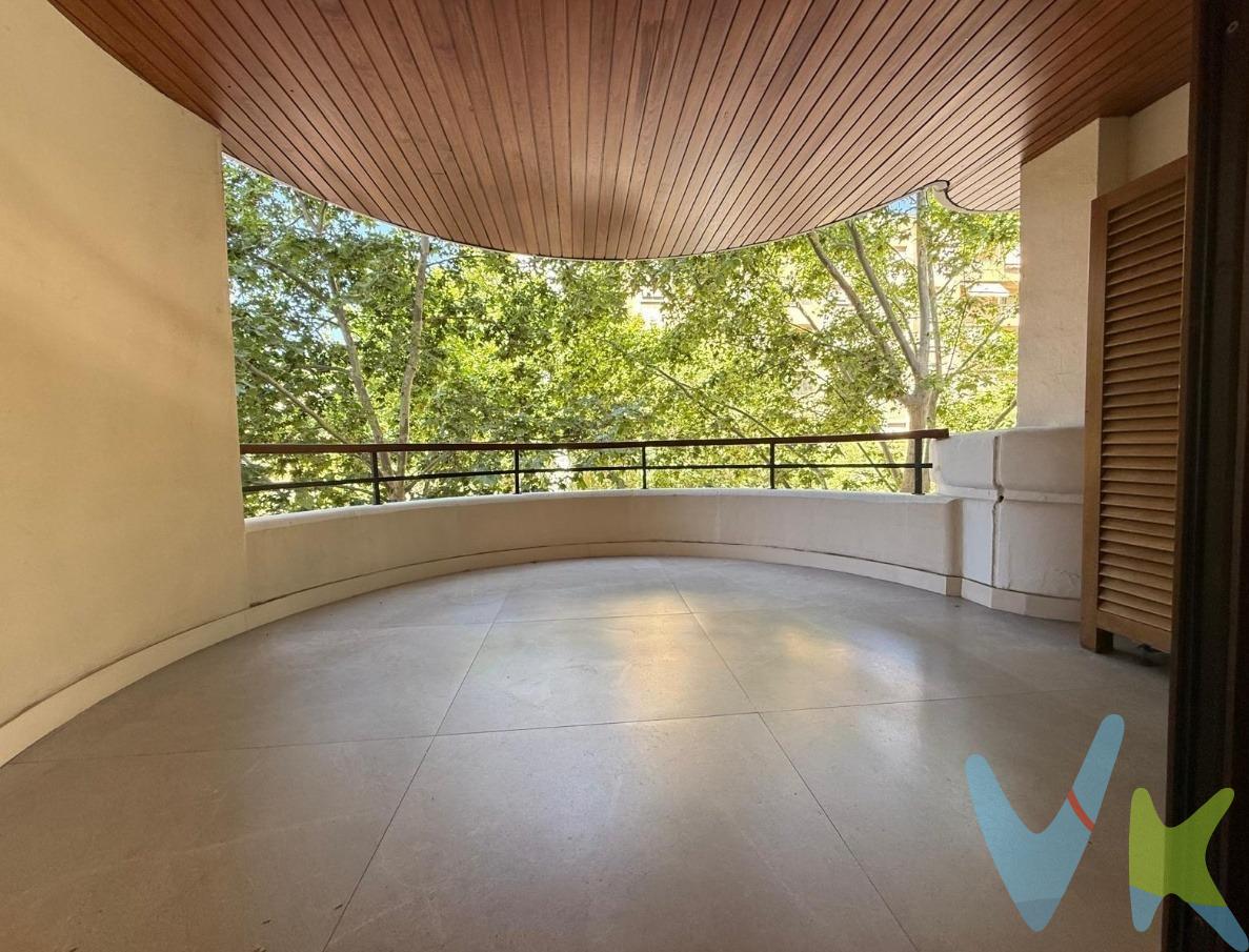 La vivienda ha sido concebida y reformada íntegramente por un reconocido arquitecto especializado en residencias de alto nivel en Mallorca. El resultado es mucho más que un piso reformado: una auténtica residencia de autor, donde diseño, funcionalidad y materiales de calidad se integran con gran coherencia. Con 158 m² de vivienda, la propiedad ofrece cuatro dormitorios, tres baños modernos, una magnífica suite principal con baño privado, espacios abiertos, abundante luz natural y una elegante terraza curva de 14,62 m². La distribución ha sido cuidadosamente pensada para ofrecer comodidad, funcionalidad y amplitud. Como valor añadido, existe la posibilidad de alquilar una plaza de aparcamiento en la misma finca, una opción especialmente práctica en una ubicación tan céntrica. La zona de día se organiza alrededor de una cocina contemporánea equipada con electrodomésticos Gaggenau y soluciones de almacenamiento integradas. Su diseño abierto conecta de forma natural con el amplio salón-comedor, creando un espacio elegante y acogedor para el día a día y para recibir invitados. La terraza curva es uno de los elementos más especiales de la vivienda. Su diseño poco habitual aporta personalidad arquitectónica, privacidad y una agradable conexión con el entorno arbolado. La reforma destaca por el uso de materiales y equipamientos de primer nivel, entre ellos pavimento porcelánico Inalco de gran formato, carpintería exterior de madera de iroko con aislamiento térmico y acústico, climatización Daikin frío/calor, calefacción mediante radiadores Roca y caldera Viessmann, baños Duravit, puertas interiores de roble natural con bisagras ocultas Simonswerk Tectus, campana extractora Pando, sistema de descalcificación Kinetico, sistema de ósmosis inversa y mecanismos eléctricos Bticino de alta gama. La vivienda incorpora además armarios, mobiliario fijo y soluciones de almacenamiento diseñadas a medida, reforzando el nivel de detalle de un proyecto concebido por un profesional para su propio uso. Una propiedad lista para entrar a vivir, pensada para quienes buscan diseño, calidad y una ubicación urbana privilegiada en Palma. Para apreciar realmente la calidad y el carácter singular de la vivienda, recomendamos concertar una visita privada. Las imágenes con mobiliario corresponden a propuestas de home staging virtual. Actualmente, la propiedad se encuentra sin amueblar.