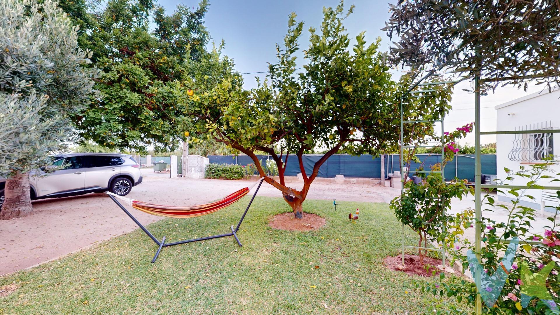 Descubre esta oportunidad única en la Platja de Oliva. Presentamos un chalet reformado de 78 m² construidos (70 m² útiles), asentado sobre una magnífica parcela de 1.444 m². Esta construcción se encuentra en suelo agrícola, pero dispone de suministro eléctrico, agua potable, pozo propio para el riego del jardín, y el acceso a la propiedad es a través de un camino asfaltado. Además, cuenta con una amplia zona de parking. La vivienda destaca por su funcionalidad, ofreciendo dos amplios dormitorios, un baño completo y la posibilidad de convertir el trastero en un tercer dormitorio. La parcela es, sin duda, su mayor activo: un terreno maduro con árboles frutales, cocina exterior ideal para comidas al aire libre y gran potencial para disfrutar del clima mediterráneo. La propiedad cuenta con una balsa que puede transformarse fácilmente en una pequeña piscina privada. Ubicado en una zona residencial habitada durante todo el año y con excelente comunicación (incluyendo servicio de bus escolar en las inmediaciones), este chalet combina la serenidad rural con la cercanía al mar. Una inversión en calidad de vida que le permitirá disfrutar de la naturaleza sin renunciar a la comodidad.