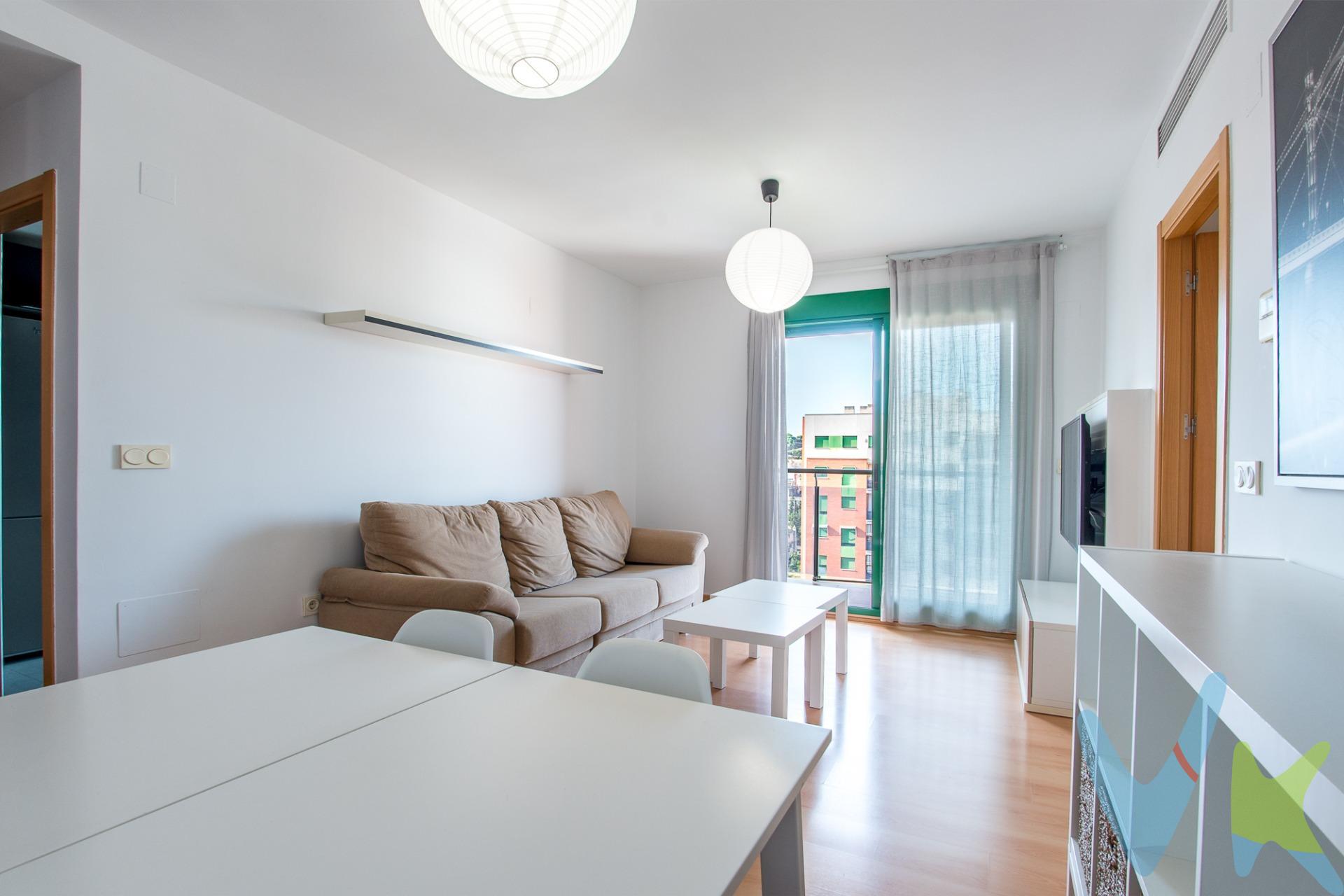 Si buscas una vivienda cómoda, luminosa y con una excelente distribución, esta propiedad en Joven Futura puede ser justo lo que necesitas. Ubicada en una 7ª planta, disfruta de una agradable sensación de amplitud y luminosidad, además de unas bonitas vistas desde las estancias principales. La vivienda cuenta con 89 m² muy bien distribuidos, ofreciendo:. 🛏️ 2 dormitorios, amplios y funcionales. 🛁 2 baños, aportando comodidad para el día a día. 🛋️ Un agradable espacio de salón-comedor. 🍽️ Cocina práctica y bien integrada en la vivienda. 🚗 Plaza de garaje, incluida en el precio. 📦 Trastero, perfecto para disponer de espacio adicional de almacenamiento. Una vivienda pensada para quienes buscan calidad de vida, comodidad y tranquilidad, sin renunciar a estar bien comunicados con Murcia y contar con todos los servicios necesarios en el entorno. 🔑 Comercialización en multidifusión. Por mandato expreso del propietario, este inmueble se comercializa en multiexclusiva, lo que garantiza un acceso completo a la información, un servicio profesional y una gestión ordenada, sin interferencias de terceros. Si eres agente inmobiliario y tienes un cliente interesado, estaremos encantados de colaborar. Contáctanos sin compromiso. 🤝 Una compra tranquila y bien acompañada. Al contactar directamente con nosotros, evitarás molestias innecesarias a la propiedad. Nos encargamos de toda la intermediación, facilitándote la documentación, la información necesaria y un trato cercano, claro y sin complicaciones. Te informaremos con total transparencia de todos los aspectos de la compra, incluidos gastos y honorarios de agencia para que tomes decisiones con calma y seguridad. Nuestra forma de trabajar se basa en algo muy sencillo:. Calma → la tranquilidad de comprar tu vivienda con acompañamiento profesional en todo el proceso con nosotros. A continuación, te informamos de los gastos de compra no incluidos en el precio, para garantizar un proceso claro y tranquilo:. PVP: 215.000€. No incluye gastos, impuestos y demás gastos legalmente correspondan al comprador: ITP del 7,75% con carácter general; existen excepciones según normativa aplicable (1). Base imponible el mayor valor entre el precio de venta o el valor referencia catastral. Gastos Notaría y Registro: 1.900€ aprox. según complejidad y aranceles vigentes (2). Financiación: gastos de hipoteca, tasación y gatos bancarios a cargo del comprador, según su necesidad y elección. Servicio doble de intermediación: Honorarios inmobiliaria a cargo del comprador: 3% precio final, más IVA (21%), salvo acuerdo contrario tras negociación, no incluidos en PVP. Operación y condiciones de compraventa sujeta a aceptación expresa del vendedor. Para acceder a información y documentación legalmente exigible por el consumidor: https://www.inmotasa.es/consumidor/. (1) Para una información exhaustiva sobre el funcionamiento, tipos impositivos y bonificaciones del ITP en la Región de Murcia, puedes consultar el portal oficial de la Agencia Tributaria Autonómica en el siguiente enlace: agenciatributaria.carm.es/ITPAJD. (2) Tarifas notariales y registrales reguladas en Anexo I Del Real Decreto 1426/1989 y, Anexo I Del Real Decreto 1427/1989, respectivamente. 