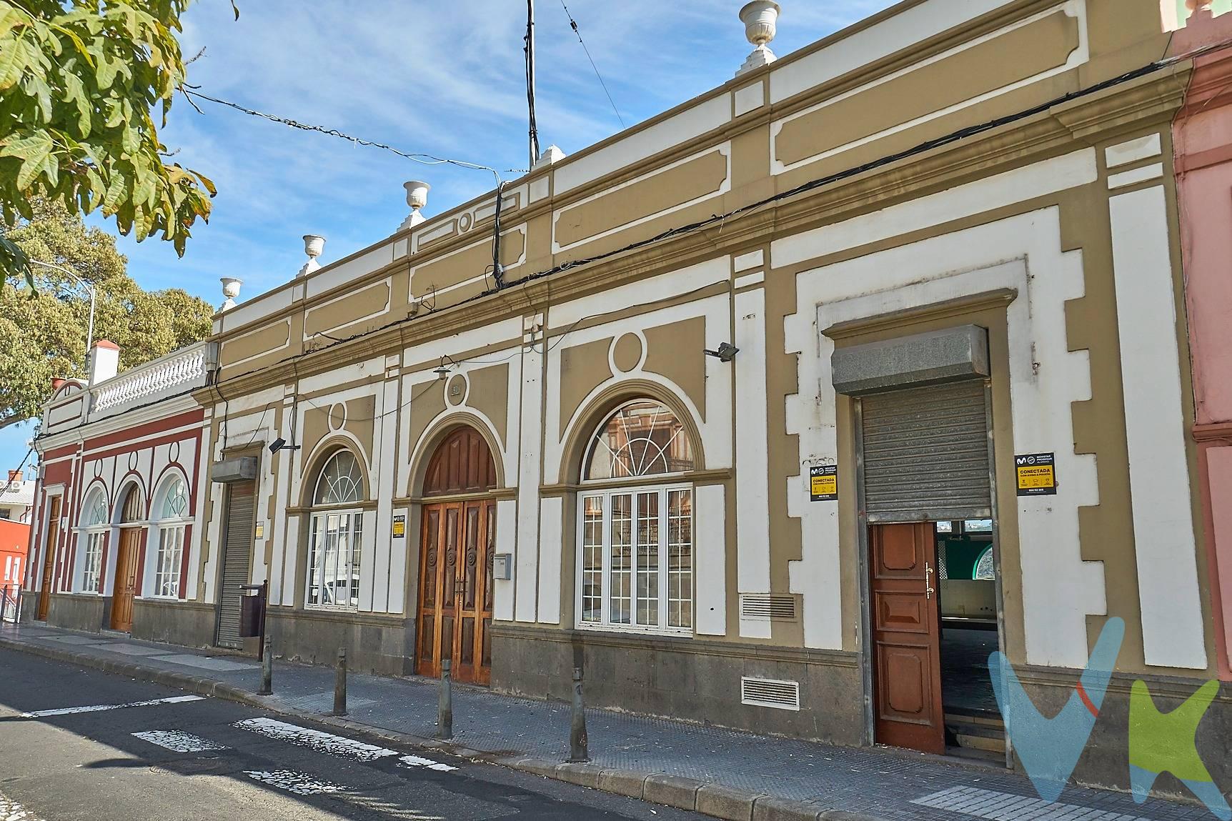 Oportunidad de Inversión en Tamaraceite . Se ofrece edificio de tres plantas en venta en Tamaraceite, ideal para inversores, promotores o empresas constructoras que busquen un proyecto con alta rentabilidad y gran proyección de futuro. El inmueble, actualmente compuesto por espacios diáfanos en sus tres niveles, ofrece múltiples posibilidades de redistribución, permitiendo la creación de viviendas independientes adaptadas a la demanda actual del mercado. Se publicita aquí una propuesta para convertirlo en 11 viviendas, aunque también se puede plantear para convertirlo en habitaciones para alquilar, muy rentable ya que la Universidad no está lejos. . El edificio tiene aljibe,  un sótano con unas preciosos arcos de piedra, que se puede rehabilitar como zonas comunes y además, la azotea transitable puede convertirse en un agradable solárium o zona común, aportando un valor añadido al conjunto. . Ubicado en una zona tranquila y bien comunicada, a escasos minutos del Centro Comercial Los Alisios y a 10 minutos de la Universidad de Las Palmas de Gran Canaria, el entorno dispone de todos los servicios esenciales: transporte público, colegios, comercios y zonas de ocio. Tamaraceite se consolida como una de las áreas con mayor crecimiento y revalorización de Las Palmas, lo que garantiza una inversión segura y con retorno a medio plazo. Ideal para desarrollar un proyecto residencial moderno y atractivo sin eliminar el encanto de su bonita fachada protegida y con amplias posibilidades de venta o alquiler una vez finalizada la reforma. Una oportunidad única para quienes buscan invertir en una zona con futuro. Estructura y cerramientos en buen estado (reforma 2004), catalogado ARQ 353 - Protegido (nivel compatible con rehabilitación integral) con posibilidades de ventajas fiscales dentro del API 8, y dentro del Plan del corredor verde futuro de LPA. Se dispone de un proyecto Reddit 3d. Potencial de uso:. Residencia coliving o estudiantil (12-15 unidades, 30-35 plazas). Centro sociosanitario o geriátrico ligero. Espacios de coworking o locales comerciales en planta baja. Proyecto turístico urbano sostenible (RIC aplicable). Incluye proyecto conceptual desarrollado, con posibilidad de:. Instalación fotovoltaica en cubierta. Sistema de recuperación de aguas pluviales con su gran aljibe. Certificación energética tipo B tras rehabilitación A 3 min de la GC-3 (circunvalación). Los gastos de impuestos, registro, notaría y cualquier otro derivados de la compraventa no están incluidos en el precio de venta.