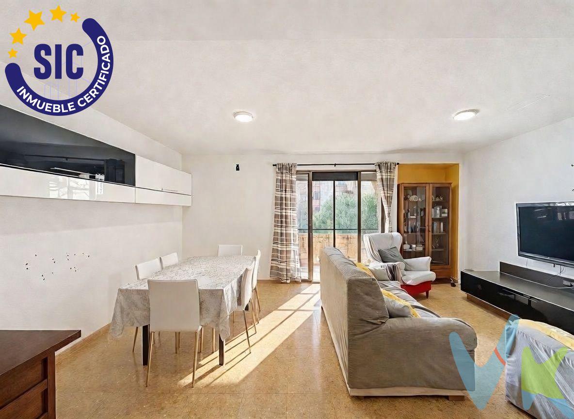149 m² por el precio de un piso de 90. Así de simple. En pleno Quatre Carreres, a un paso del nuevo Roig Arena y de la Ciudad de las Artes y las Ciencias, este piso de cuatro dormitorios en la Calle de Paco Pierrà ofrece algo que apenas vas a encontrar en la zona a este precio: espacio real, muy por encima de lo habitual en esta zona de Valencia. Con 149 m² construidos, caben cuatro dormitorios amplios, un salón-comedor luminoso con solana, cocina independiente, galería, baño completo y aseo — la superficie de una vivienda grande, al precio de una mediana. Se distribuye en vestíbulo de entrada, amplio comedor-estar con acceso a solana, cocina independiente, galería, cuatro dormitorios, baño completo y aseo. Está en cuarta planta sin ascensor — lo decimos claro desde el principio, porque el verdadero valor de este piso está justo en lo que ganas subiendo esos pisos: casi el doble de superficie que cualquier alternativa comparable de la zona, a un precio por metro cuadrado por debajo de la media. Zona en plena revalorización, a minutos a pie del Roig Arena, la Ciudad de las Artes y las Ciencias y la playa de la Malvarrosa, con todos los servicios de Quatre Carreres al alcance. Es también una oportunidad muy interesante para inversores: por su superficie y distribución, el salón permite estudiar ampliar el número de habitaciones, abriendo la puerta a un modelo de alquiler por habitaciones con una rentabilidad muy superior a la de un alquiler tradicional. 259.900€ (1.745 €/m²), por debajo de la media de pisos comparables de la zona. ¿Quieres visitarlo? Escríbenos y te lo enseñamos. VENTA:. PVP 259.900€. Gastos e impuestos no incluidos en el precio. La compra conlleva impuestos y gastos de formalización para el comprador. A título orientativo se informa que en segundas transmisiones el ITP con carácter general en Valencia es del 9%, pudiendo existir otros tipos impositivos atendiendo a las circunstancias personales del comprador u otras circunstancias previstas legalmente. Base imponible del impuesto el mayor valor entre el precio de compraventa, la tasación o el valor de referencia catastral. En cuanto a los gastos de notaría y registro, en su caso, suelen oscilar aprox. entre 1,5% y 2,5% (aranceles variables según precio, n.º de copias y complejidad). El comprador elige notario. Si el comprador precisase de hipoteca: tasación, condiciones y costes bancarios serán según entidad elegida por el comprador, así como los gastos de gestoría, y cualesquiera otros gastos inherentes a la formalización de la compraventa que legalmente correspondan a la parte compradora, salvo pacto expreso en contrario con el vendedor. El consumidor tiene, conforme a la normativa vigente, a su disposición información y documentación adicional relativa al inmueble y condiciones de la compraventa, que podrá ser consultada en C/Joaquín Costa 4, bajo 46005 Valencia o urbe2@remax.es. Honorarios de mediación inmobiliaria a cargo del COMPRADOR: (3% del precio final de venta más IVA (21%), salvo otro pacto.); y de VENDEDOR (según acuerdo con el mismo). Se informa al consumidor que la agencia actúa como intermediaria inmobiliaria en la operación, estando cualquier eventual compraventa y sus condiciones sujeta a la aceptación expresa del propietario-vendedor y a la posterior formalización del correspondiente contrato.