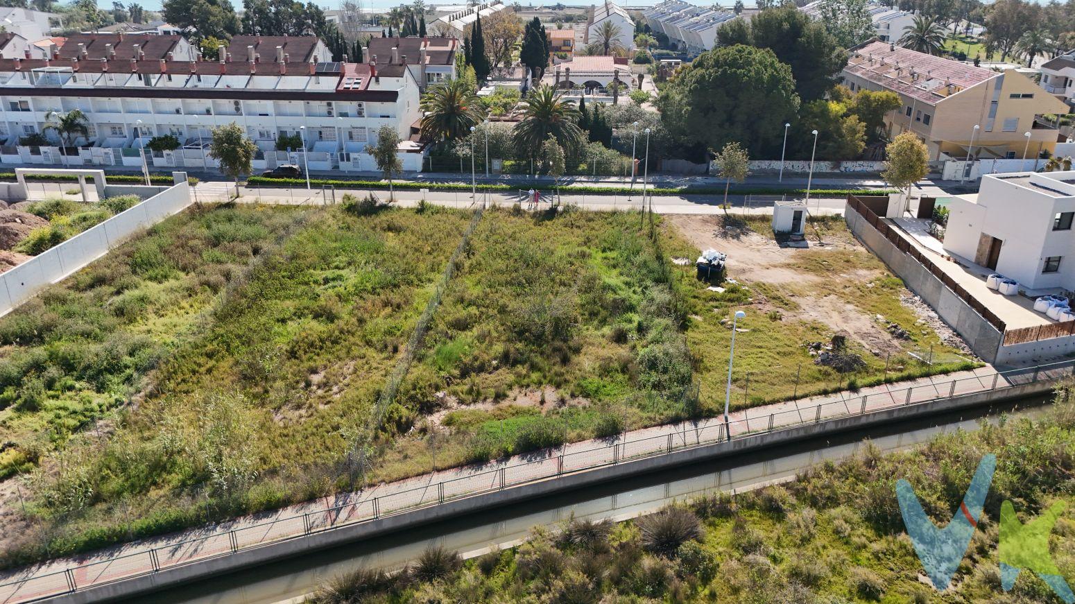 Oportunidad única para adquirir una parcela en la encantadora ciudad de Sagunto, ubicada en la tranquila y exclusiva zona de Almardá. Esta propiedad cuenta con una superficie total del terreno de 626 m², lo que brinda un amplio espacio para desarrollar el proyecto de construcción y urbanismo deseado. Esta parcela se presenta lista para iniciar la construcción de la vivienda de tus sueños y llevarlo a cabo conforme a las normativas vigentes. Su acceso a servicios básicos, y situada a pocos metros del mar añaden valor al entorno residencial donde se encuentra ubicada; además está bien comunicada por carretera y transporte público, lo cual facilita los desplazamientos hacia otras localidades cercanas e incluso hacia Valencia capital. Por mandato expreso del propietario, comercializamos este inmueble en exclusiva, por lo que garantizamos un servicio de calidad, un trato fácil, sencillo y sin interferencias de terceros. Por este motivo, se ruega no molestar al propietario, a los ocupantes de la propiedad, a los vecinos, o conserjes del edificio o urbanización si los hubiera. Muchas gracias por su comprensión. La oferta está sujeta a cambios de precio o retirada del mercado sin previo aviso. Este anuncio en su conjunto, incluyendo textos, fotos, imágenes o cualquier otro contenido del mismo, no es vinculante dado que la información es ofrecida por terceros y puede contener errores. Se muestra a título informativo y no contractual. Este inmueble se vende en cuerpo cierto y las medidas expuestas en el anuncio son aproximadas. Agencia Registrada con el N.º 00101 en el Registro Obligatorio de Agentes Inmobiliarios de la Comunidad Valenciana. Puede consultar en la web de la GVA.El precio del inmueble no incluye los honorarios de la agencia que ascienden al 3% + IVA del precio final del inmueble, ni los gastos de notaría y registro de la propiedad (que están sujetos a aranceles y varían dependiendo del precio de escrituración), ni los impuestos (que en la Comunitat Valenciana varían dependiendo del precio del inmueble y de las características personales del comprador