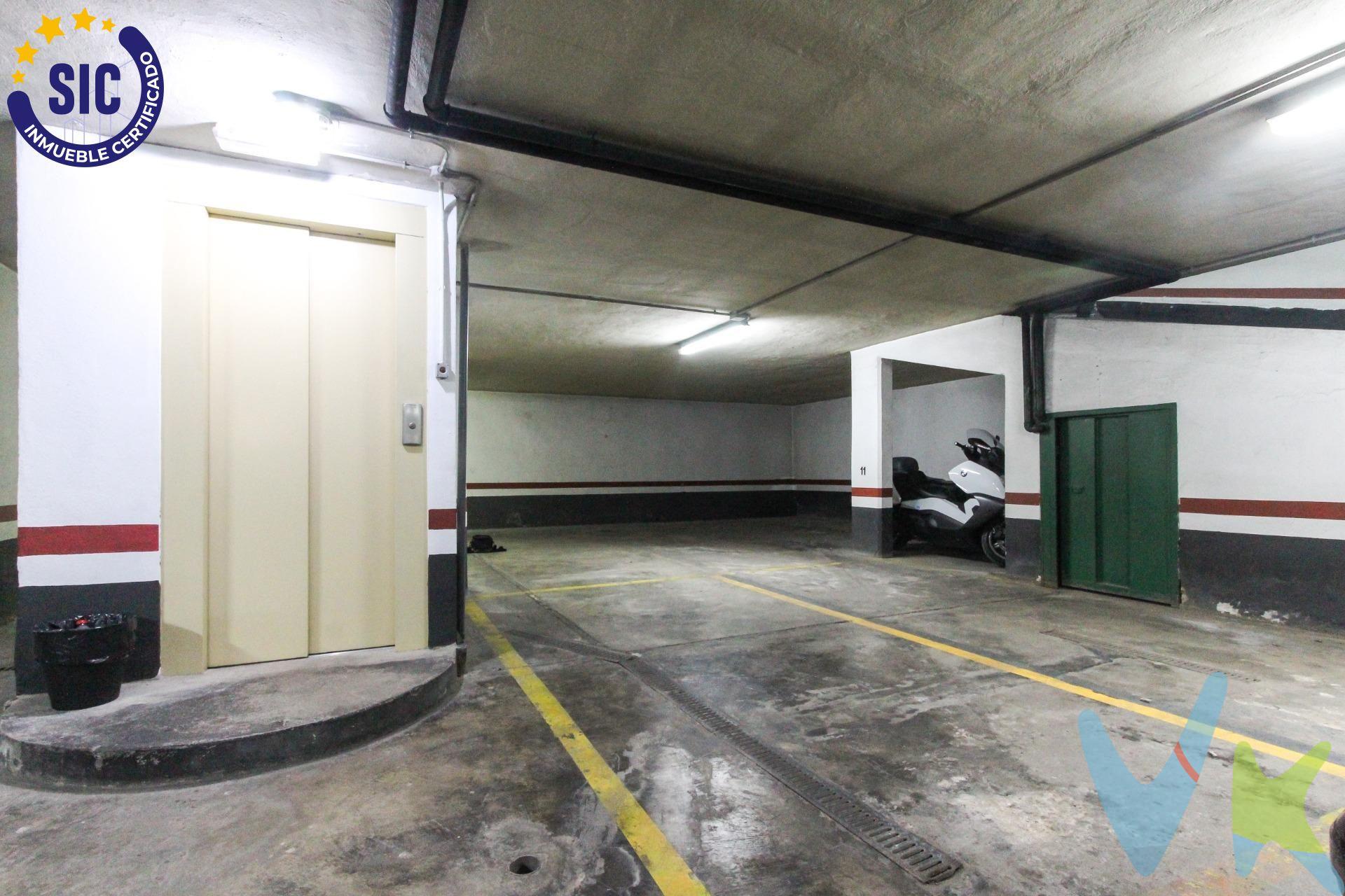Explora la conveniencia y la amplitud con la plaza de garaje que RE/MAX Urbe 2 tiene disponible para ti. Situada en la prestigiosa Avenida Reino de Valencia, esta plaza ofrece un espacio generoso con medidas de 2,23 metros de ancho por 4,40 metros de largo. . Con esta dimensión, tendrás espacio más que suficiente para estacionar tu vehículo cómodamente y maniobrar sin problemas. Ya sea que busques un lugar para tu coche, moto o bicicleta, esta plaza de garaje te brinda la comodidad y la seguridad que necesitas. ¡No dejes pasar esta oportunidad de garantizar un espacio protegido para tu vehículo en una ubicación privilegiada!. VENTA:. PVP 29.500€.  Gastos e impuestos no incluidos en el precio. La compra conlleva impuestos y gastos de formalización para el comprador. A título orientativo se informa que en segundas transmisiones el  ITP  con carácter general en  Valencia  es del 9%, pudiendo existir otros tipos impositivos atendiendo a  las circunstancias  personales del comprador u otras circunstancias previstas legalmente. Base imponible del impuesto el mayor valor entre el precio de compraventa, la tasación o el valor de referencia catastral. En cuanto a los gastos de  notaría y registro, en su caso,  suelen oscilar aprox; entre 1,5% y 2,5% (aranceles variables según precio, n.º de copias y complejidad). El comprador elige notario. Si el comprador precisase de  hipoteca: tasación, condiciones y costes bancarios serán según entidad elegida por el comprador, así como los gastos de gestoría, y cualesquiera otros gastos inherentes a la formalización de la compraventa que legalmente correspondan a la parte compradora, salvo pacto expreso en contrario con el vendedor. El consumidor tiene,  conforme a la normativa vigente, a su disposición información y documentación adicional relativa al inmueble y condiciones de la compraventa, que podrá ser consultada en C/Joaquín Costa 4, bajo 46005 Valencia o urbe2@remax.es. Honorarios de mediación inmobiliaria a cargo del  COMPRADOR: (3000€ del precio final de venta más IVA (21%), salvo otro pacto.); y  de VENDEDOR (según acuerdo con el mismo). . Se informa al consumidor que la agencia actúa como intermediaria inmobiliaria en la operación, estando cualquier eventual compraventa y sus condiciones sujeta a la aceptación expresa del propietario-vendedor y a la posterior formalización del correspondiente contrato.