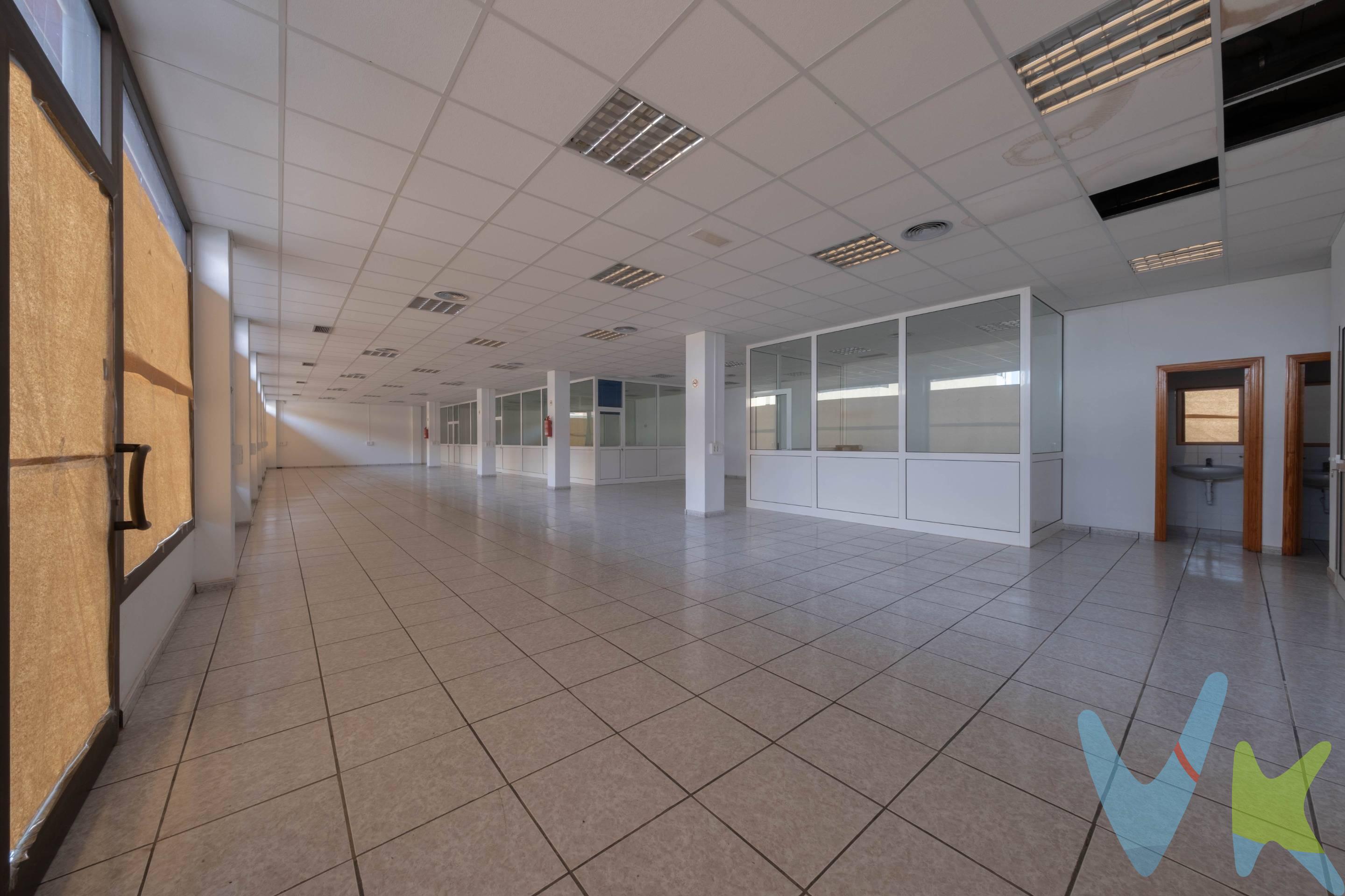 En pleno Puerto del Rosario, en venta este impresionante local de 330m2 a pie de calle, ideal para oficinas, despachos profesionales o cualquier actividad que requiera un espacio moderno y funcional.   Con 330 m2 construidos, grandes ventanales, muy amplio y luminoso, un diseño funcional y moderno y en perfectas condiciones, está distribuido en 6 despachos y un gran área de trabajo central, con dos aseos, office, archivo y cuarto de máquinas.   Este espacio combina ubicación estratégica, amplitud y versatilidad, ofreciendo un entorno ideal para atraer a empresas de primer nivel o desarrollar proyectos de coworking.   Además, dispone de una plaza de garaje en el mismo edificio, añadiendo comodidad a esta ubicación estratégica. Es una oportunidad para invertir en el crecimiento y la proyección de tu negocio.   Una inversión con proyección y rentabilidad garantizada, en una zona en constante crecimiento!.   Información: La plaza de garaje no está incluida en el precio del local. El precio de venta no incluye impuestos propios de la transmisión, gastos de notaría, registro, ni cualquier otro que según ley pueda corresponder al comprador. 