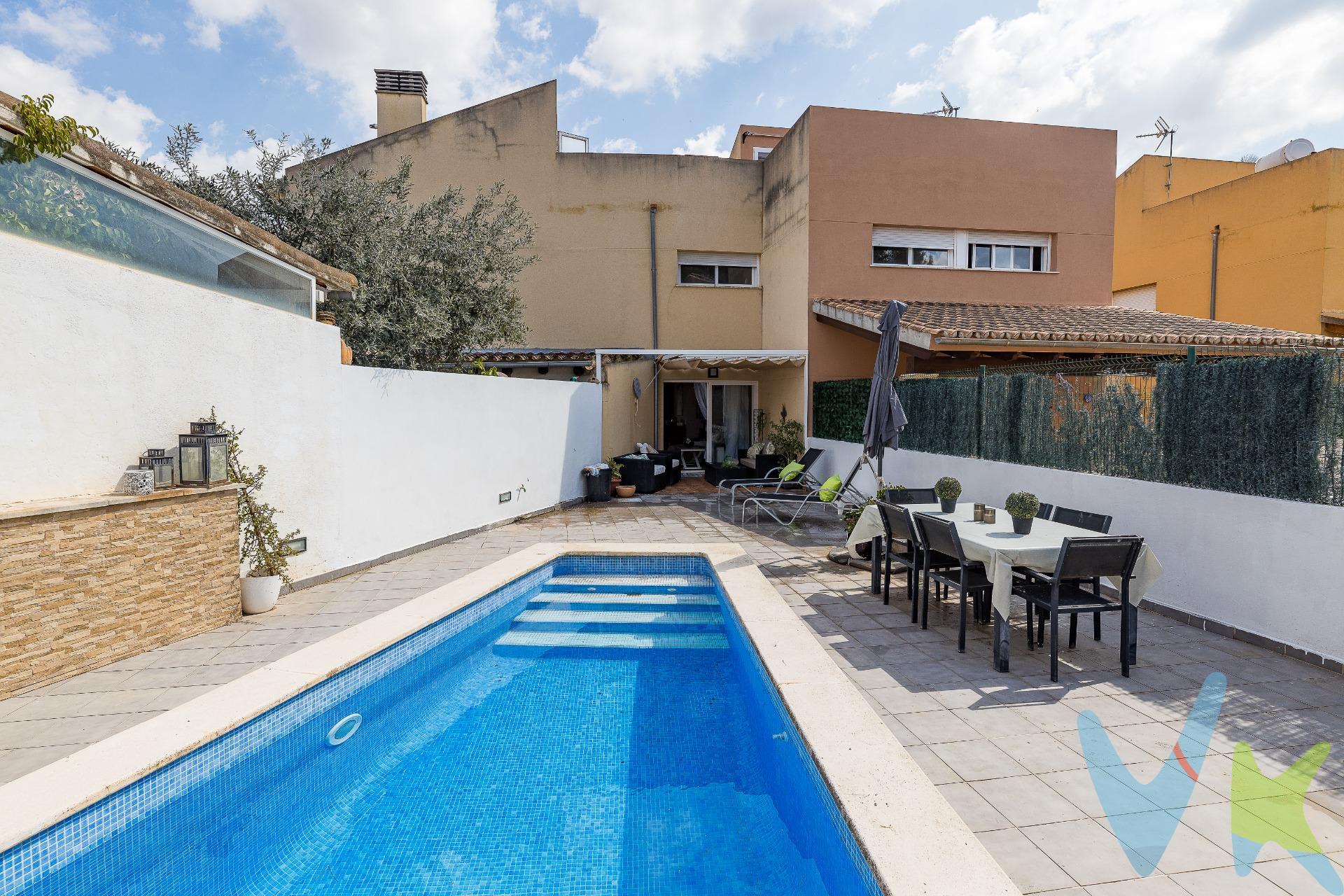 Chalet unifamiliar en Palma, en la zona residencial de Sa Garriga, junto a Son Sardina, en un entorno muy tranquilo, ya que el inmueble se encuentra en una zona rural con muy pocos vecinos, lo que le otorga paz, quietud y silencio. Gracias a la altura de los edificios y fincas colindantes, desde todas las plantas de la vivienda se disfruta de unas vistas totalmente despejadas a la Serra de Tramuntana.  El emplazamiento del inmueble permite el acceso al centro de Palma en tan solo 10 minutos en coche. Además, se encuentra a poca distancia de la parada de autobuses (línea 12), que conecta directamente con el centro de Palma, y cuenta con un cómodo acceso a la carretera de Sóller, carretera de Valldemossa, autopista de Inca y el Polígono de Son Castelló. La vivienda dispone de 152 m² construidos y 139 m² útiles, con orientación sur que favorece una gran luminosidad durante el día. Se encuentra en buen estado de conservación y ofrece una distribución práctica, con tres habitaciones dobles, baño en suite en el dormitorio principal, otro baño completo y un aseo en la planta baja. En el exterior, la parcela de 225 m² ofrece distintos espacios para el uso diario: gran terraza delantera con capacidad para aparcar dos coches; amplísima  terraza trasera dividida en dos ambientes; porche con zona chill-out y piscina privada.  La terraza solárium brinda unas vistas espectaculares. Ya en el interior del inmueble podemos encontrar en la primera planta una funcional cocina independiente de unos 15 m2, amplia coladuria que otorga un espacio extra de almacenaje, aseo y gran salón comedor. En la segunda planta encontramos los dos baños completos: uno con ducha y otro en suite que cuenta con una amplia encimera de dos lavabos, bañera de hidromasaje y fabulosas vistas. Las tres habitaciones cuentan con armarios empotrados totalmente vestidos. Por último, en la tercera planta está ubicada la buhardilla y la terraza solárium donde se encuentra la placa solar que alimenta el termo. Entre sus características, la propiedad incluye piscina privada, amplia buhardilla de unos 40 m2, aire acondicionado frío-calor en todas las habitaciones y en el salón y puerta de seguridad. Además, se ubica en una urbanización con áreas infantiles, zona comercial, centros educativos y otros servicios. Una vivienda cómoda para quienes buscan la tranquilidad en un entorno rural y residencial sin renunciar a la comodidad que le confiere la proximidad a la ciudad. *El precio de venta (749.000 €) incluye los honorarios de agencia, asumidos por la propiedad. No incluye los impuestos y gastos de compraventa a cargo del comprador: ITP aproximado del 10% , más gastos notariales y registrales en torno al 1%–1,5%. Importes orientativos sujetos a normativa vigente y circunstancias del comprador. *Este inmueble ha sido certificado por ABSI (Asociación Balear de Servicios Inmobiliarios) lo que significa que la agencia comercializadora ha supervisado la documentación necesaria para la compraventa y que el inmueble forma parte de la bolsa de propiedades en multiexclusiva ABSI.