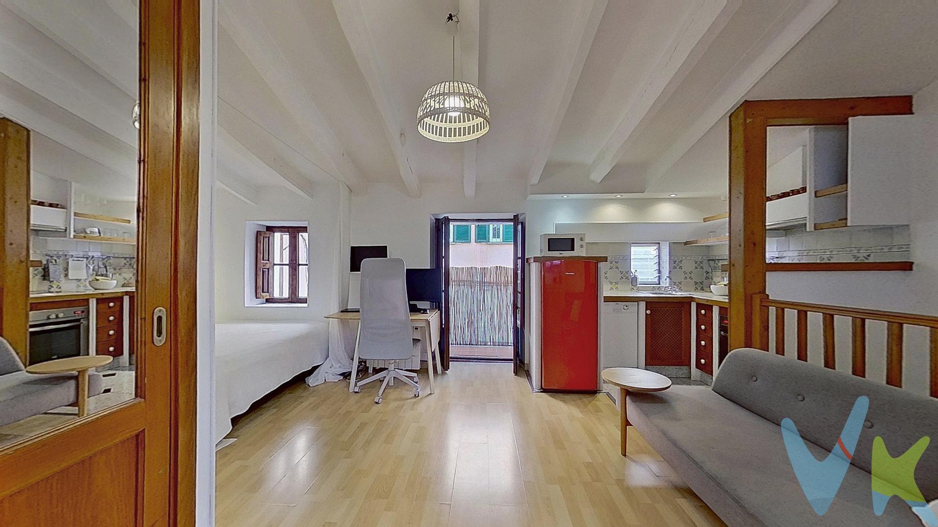 ¡Rentabilidad desde el primer día! Se vende fantástico estudio de 40 m² en pleno corazón de Santa Catalina, una de las zonas más demandadas, cosmopolitas y con mayor potencial de revalorización de Palma de Mallorca. El inmueble se encuentra actualmente alquilado con inquilino solvente, lo que garantiza ingresos inmediatos para el comprador, sin esperas ni costes de reforma o búsqueda de inquilinos. Características Principales:. Ubicación Premium: Situado en Santa Catalina, a pocos minutos a pie del mercado, el paseo marítimo y el centro de la ciudad. Una zona con altísima demanda de alquiler. Entrada Independiente: Es un primer piso que cuenta con la gran ventaja de tener acceso privado y directo desde la calle, aportando un extra de privacidad y comodidad. Totalmente Equipado: El espacio está optimizado al detalle, amueblado con gusto y con la cocina y el baño perfectamente equipados. No requiere ninguna inversión adicional. Espacio Exterior: Dispone de un agradable balcón, un extra muy valorado por los inquilinos en este tipo de propiedades. Perfil del Inversor:. Este producto es ideal para:. Inversores que buscan ingresos pasivos inmediatos. Compradores que quieren asegurar su capital en un valor refugio como es el sector inmobiliario en el centro de Palma. Nota para interesados: Al estar la propiedad alquilada, las visitas se coordinarán respetando el descanso y la privacidad del inquilino actual. Para más información sobre la rentabilidad actual, condiciones del contrato de alquiler o para concertar una visita, contacta con nosotros. ¡Las oportunidades en esta zona vuelan!. Información Legal y Condiciones Financieras:. El precio de venta indicado no incluye el Impuesto de Transmisiones Patrimoniales (ITP), que será orientativamente del 8 %, ni los gastos notariales y registrales, estimados orientativamente en un 2 % del valor de la compraventa, los cuales deberán ser abonados por la parte compradora al firmar la correspondiente escritura pública. El importe de los impuestos se calcula sobre el precio final que conste en la escritura pública y puede variar en función de la normativa aplicable, así como de las subvenciones, ayudas, edad y demás circunstancias personales del contribuyente. Los honorarios de la agencia inmobiliaria serán asumidos íntegramente por la parte vendedora, no suponiendo coste alguno para la parte compradora. Inmobiliaria Inscrita en el Registre Oficial de Agents Immobiliaris de les Illes Balears con el NÚMERO REGISTRO: GOIBE747077/2024