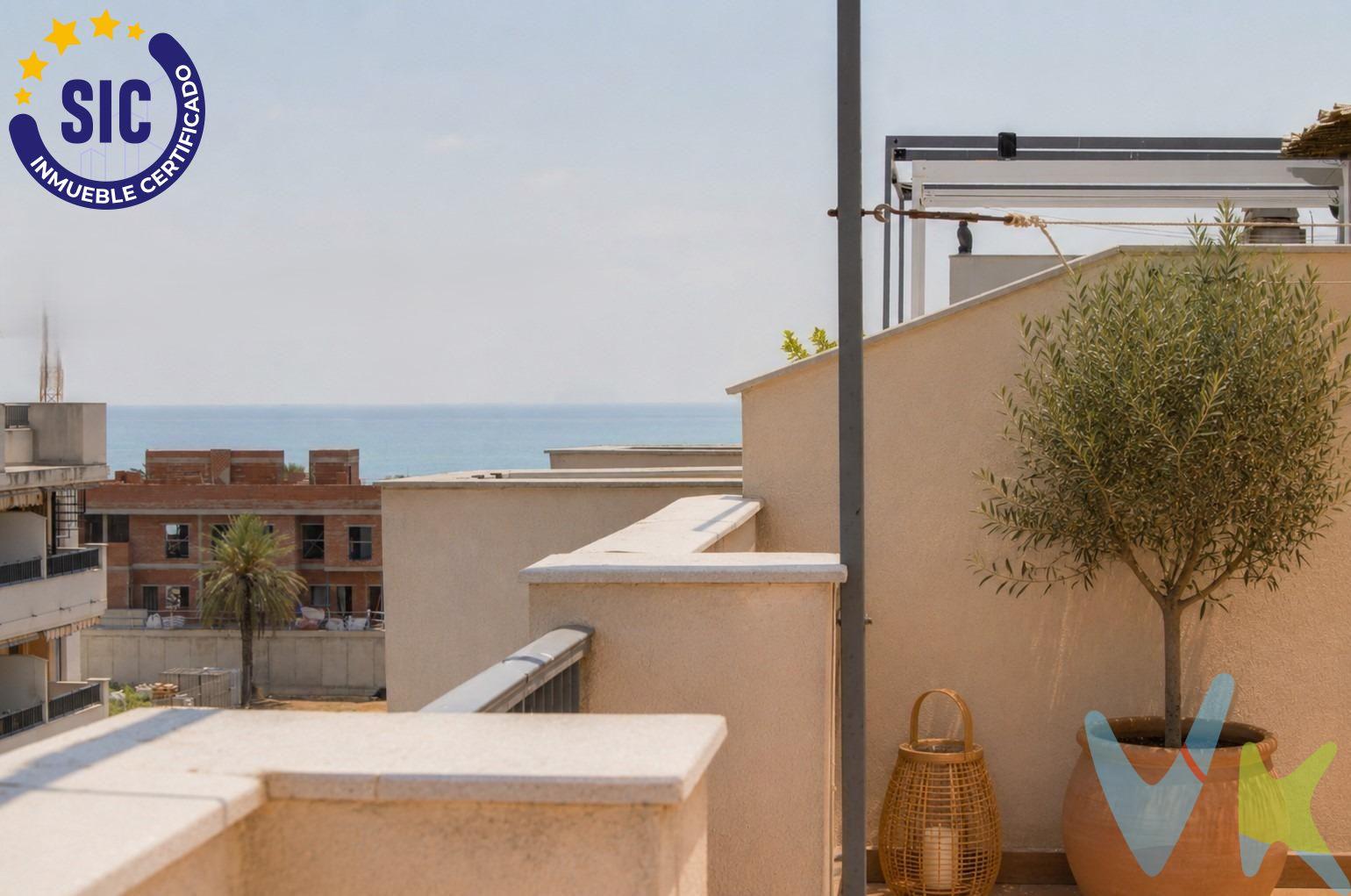 Hay viviendas que se disfrutan por dentro.. y otras que invitan a vivir mirando al horizonte. Este ático dúplex, situado en la urbanización Porta de la Mar, en la Playa de Almenara, pertenece a ese segundo grupo. Desde el primer café de la mañana hasta las noches de verano bajo las estrellas, aquí el exterior forma parte de tu día a día. La vivienda cuenta con dos terrazas, ambas con vistas al mar, para que el Mediterráneo siempre esté presente. La planta principal ofrece un luminoso salón-comedor con salida a la terraza, una cocina independiente con galería, dos dormitorios dobles con armarios empotrados y dos baños completos, uno con ducha y otro con bañera. Una distribución práctica y cómoda que se adapta tanto a las vacaciones como a quienes buscan disfrutar del mar durante todo el año. Desde el salón, una escalera de caracol conduce al espacio que marca la diferencia: una espectacular terraza privada de 50 m². Un auténtico mirador donde imaginar largas sobremesas, reuniones con amigos, una zona chill out o simplemente un rincón para desconectar mientras la brisa marina acompaña cada momento. Los toldos instalados permiten aprovecharla con total comodidad. La vivienda dispone además de aire acondicionado por conductos, plaza de garaje y trastero incluidos en el precio. La urbanización Porta de la Mar completa la experiencia con piscina comunitaria, zonas infantiles, club recreativo y pistas de pádel, todo ello a solo 300 metros de la playa. La Playa de Almenara conserva el encanto de las playas mediterráneas donde todavía es posible disfrutar de tranquilidad, amplios paseos junto al mar y un ambiente familiar, con todos los servicios necesarios y excelentes conexiones con Valencia y Castellón. Porque hay lugares donde el verano dura unos meses.. y otros donde puedes vivirlo todo el año. Si lo necesitas, te ayudamos con la financiación. El precio del inmueble no incluye los honorarios de la agencia que ascienden al 3% del precio final del inmueble más IVA, ni los gastos de notaría y registro de la propiedad (que están sujetos a aranceles y varían dependiendo del precio de escrituración), ni los impuestos (que en la Comunitat Valenciana dependen del precio del inmueble y de las características personales del comprador). Para mayor seguridad en la compraventa, todas nuestras viviendas poseen FICHA DE CERTIFICACIÓN DE INMUEBLES registrada por la Asociación de Inmobiliarias de la Comunidad Valenciana ASICVAL. Antes de comprar o de entregar las arras, pida el Certificado de la vivienda para estar seguro y tranquilo sobre la situación legal, urbanística y de cargas de la misma. RK ESTAÑOL, mercantil Inmobiliaria Quasablanqua, SL, está inscrita en el Registro de Agentes de Intermediación Inmobiliaria de la Comunidad Valenciana RAICV con el número de registro 1511. 