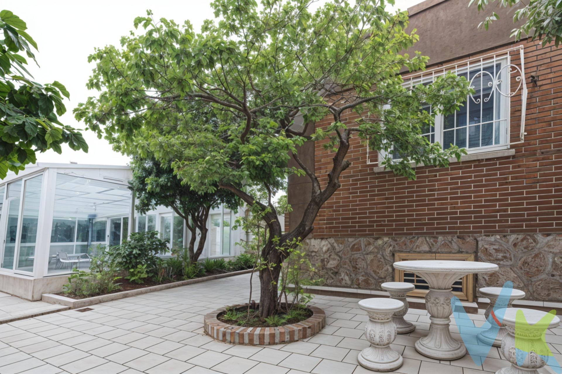 ¡Te presentamos el mejor chalet pareado de esquina de Las Villas de Fuenlabrada, parcela única de 243m2, no vas a encontrar ninguna mayor en toda la zona! . 275 m² construidos en 4 plantas, patio de 243 m², 4 habitaciones dobles, 3 baños y 1 aseo. Orientación Este-Oeste 🌞, piscina cubierta, todo exterior y con vistas. ¡Listo para entrar a vivir!. 🏡 Ubicado en la tranquila y cuidada zona de Las Villas de Fuenlabrada, los Molinos, esta propiedad es perfecta para disfrutar en familia. Con 275 m² construidos 🍀distribuido en 4 plantas y un impresionante patio de 243 m², tendrás espacio para reuniones, juegos y momentos al aire libre. Dispone de cuatro amplias habitaciones dobles 🛌, tres baños completos y un aseo 🚽. Su orientación Este-Oeste garantiza luz natural durante todo el día ☀️🌙. Disfruta de tu piscina cubierta, ideal tanto en los días soleados como en las noches estrelladas ⭐✨. Además, dispone de puerta blindada para mayor seguridad 🔒 y vistas fantásticas desde cualquier rincón 👀. Todo exterior y rodeado de chalets bien cuidados, ¡es el lugar perfecto para crear recuerdos inolvidables! ❤️. Ven a visitarlo, te encantará. El precio publicado no incluye el mobiliario, la decoración, impuestos ni el coste del servicio de gestión, asesoramiento y acompañamiento durante la compra.