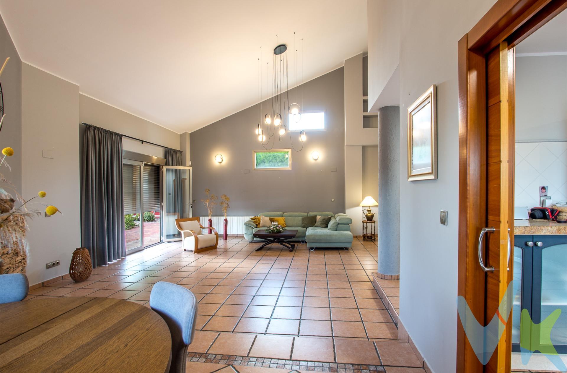 Hay propiedades que destacan por sus metros y otras por la serenidad que transmiten. Este chalet independiente combina espacio, confort y una conexión permanente con el entorno natural. Ubicado a un paso del campo de golf de Altorreal y a pocos minutos de Murcia, es la vivienda perfecta para quienes buscan privacidad y calidad de vida sin renunciar a los servicios. Interiores luminosos pensados para disfrutar. Salón de 70 m² con techos de 6 m de altura: Un espacio espectacular con altillo y grandes ventanales que bañan la estancia de luz natural y ofrecen vistas abiertas a la montaña. Cocina de 25 m²: Amplia, independiente y perfecta para compartir el día a día en familia. Distribución cómoda: En planta baja encontramos el dormitorio principal en suite con vestidor, recibidor de 12 m², zona de lavandería, baño con jacuzzi y acceso directo mediante rampa desde el coche. Zona de descanso superior: Una escalera bañada por una pared acristalada conduce a 2 dormitorios adicionales (con vestidor y armario empotrado) y un baño completo. Buhardilla de 60 m²: Un área polivalente ideal para despacho, gimnasio, sala de juegos o zona creativa.  Un jardín maduro con personalidad propia. Asentado sobre una parcela de 1.000 m², su exterior cuenta con más de 20 años de historia y cuidados, ofreciendo sombra y privacidad todo el año:. Piscina privada y porche exterior para reuniones y atardeceres en verano. Caseta de madera de 30 m² (ideal como taller o almacén) y sistema de riego automático. Vistas despejadas a la montaña, garantizadas sin riesgo de futuras construcciones.  Detalles y confort. Superficie: 234 m² construidos (191 m² útiles) sobre parcela de 1.000 m². Equipamiento: Calefacción por gas natural para un invierno cálido y eficiente. Aparcamiento: Rampa privada con capacidad para estacionar hasta 3 vehículos dentro de la parcela. Ubicación estratégica: Rápida conexión con carreteras principales, colegios, supermercados, restauración y zonas de ocio. Contacta con nosotros para concertar una visita privada y descubrir la tranquilidad de vivir aquí. 🔑 Comercialización en multidifusión. Por mandato expreso del propietario, este inmueble se comercializa en multiexclusiva, lo que garantiza un acceso completo a la información, un servicio profesional y una gestión ordenada, sin interferencias de terceros. Si eres agente inmobiliario y tienes un cliente interesado, estaremos encantados de colaborar. Contáctanos sin compromiso. 🤝 Una compra tranquila y bien acompañada. Al contactar directamente con nosotros, evitarás molestias innecesarias a la propiedad. Nos encargamos de toda la intermediación, facilitándote la documentación, la información necesaria y un trato cercano, claro y sin complicaciones. Te informaremos con total transparencia de todos los aspectos de la compra, incluidos gastos y honorarios de agencia para que tomes decisiones con calma y seguridad. Nuestra forma de trabajar se basa en algo muy sencillo:. Calma → la tranquilidad de comprar tu vivienda con acompañamiento profesional en todo el proceso con nosotros. ℹ️ Información legal. La descripción del inmueble y las imágenes publicadas tienen carácter meramente informativo y no contractual. El precio ha sido fijado por la propiedad y podría sufrir variaciones hasta su formalización en contrato de compraventa. 💰 Gastos de la compra. ● Impuestos (ITP). o Con bonificación: 3 %. o Sin bonificación: 7,75 %. ● Notaría y Registro: aprox. 1.000 €. ● Honorarios de agencia: 3 % + IVA, con un mínimo de 3.000 € + IVA. (No incluidos en el precio de venta). ¡Oye, agente inmobiliario! Si estás leyendo este texto y te gusta, te desafiamos a ser creativo y sorprendernos con una adaptación original. ¡Nada de copiar y pegar, queremos ver tu ingenio en acción!